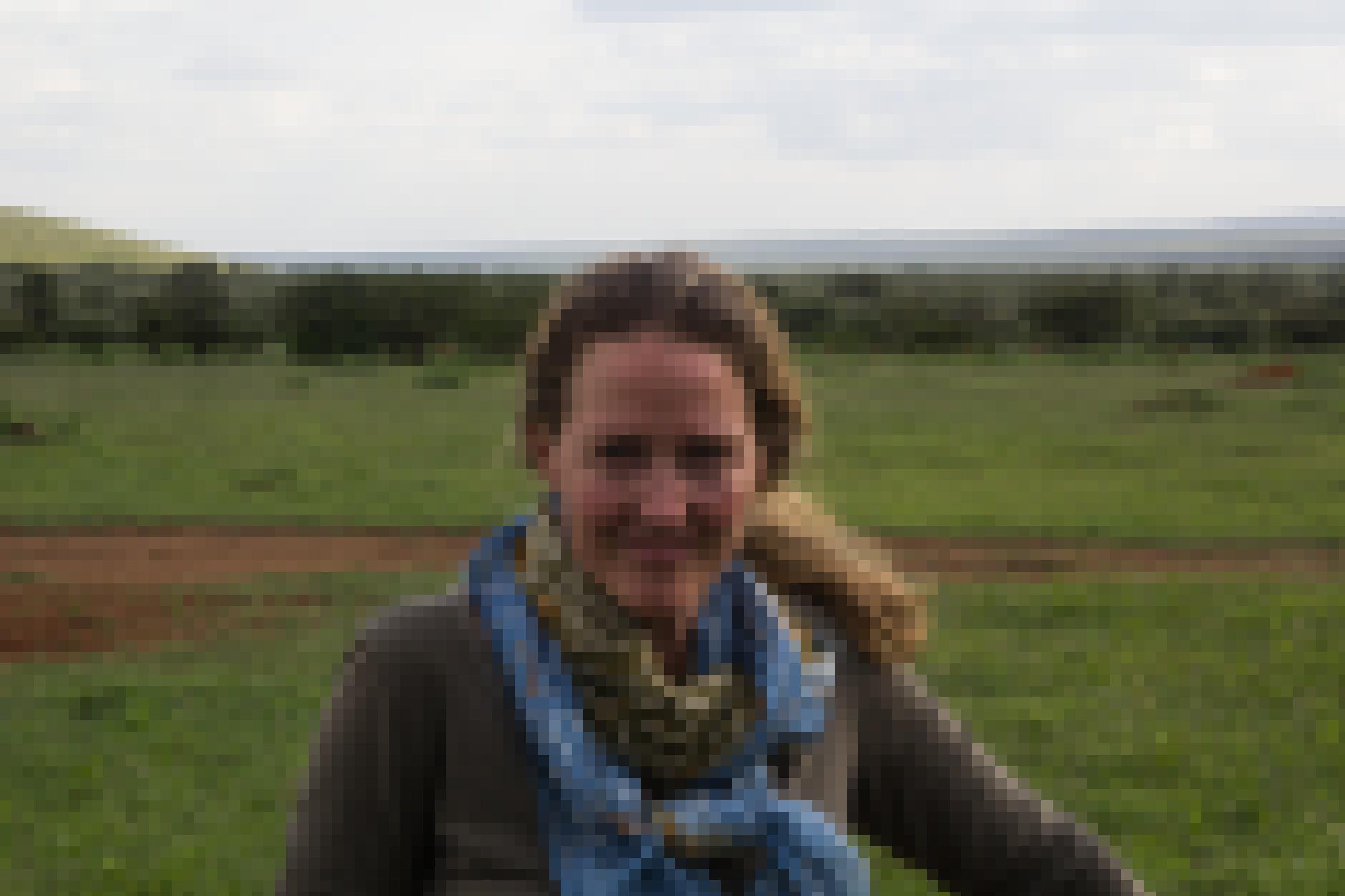 Die Umweltaktivistin Seveva Gallmann auf auf dem „Laikipia Nature Conservancy“ ihrer Familie. Hinter ihr erstreckt sich die Weite des kenianischen Naturschutzgebietes, das sich über fast 400 Quadratkilometern erstreckt.