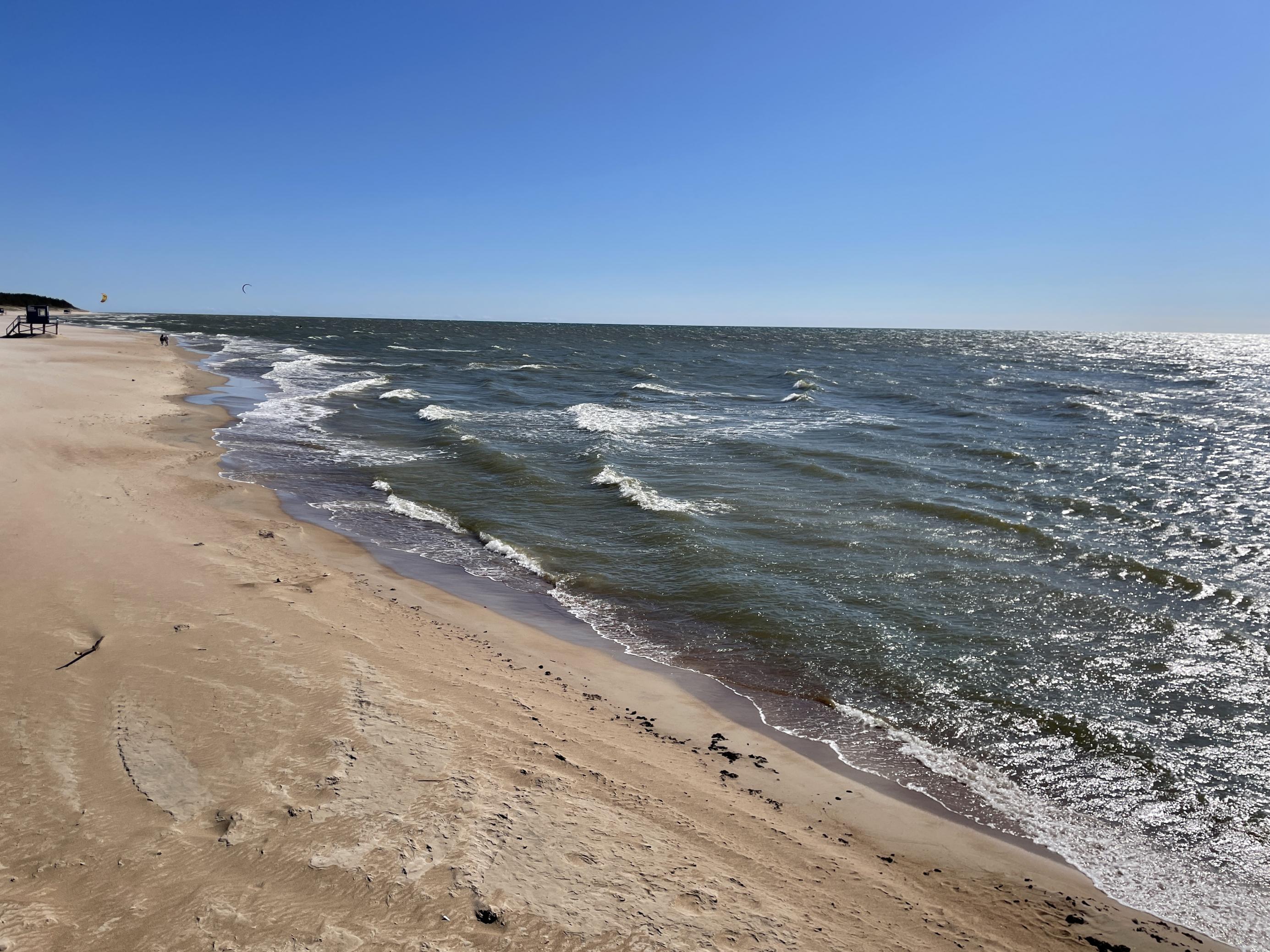 Ein langer Strand im polnischen Swinemünde.