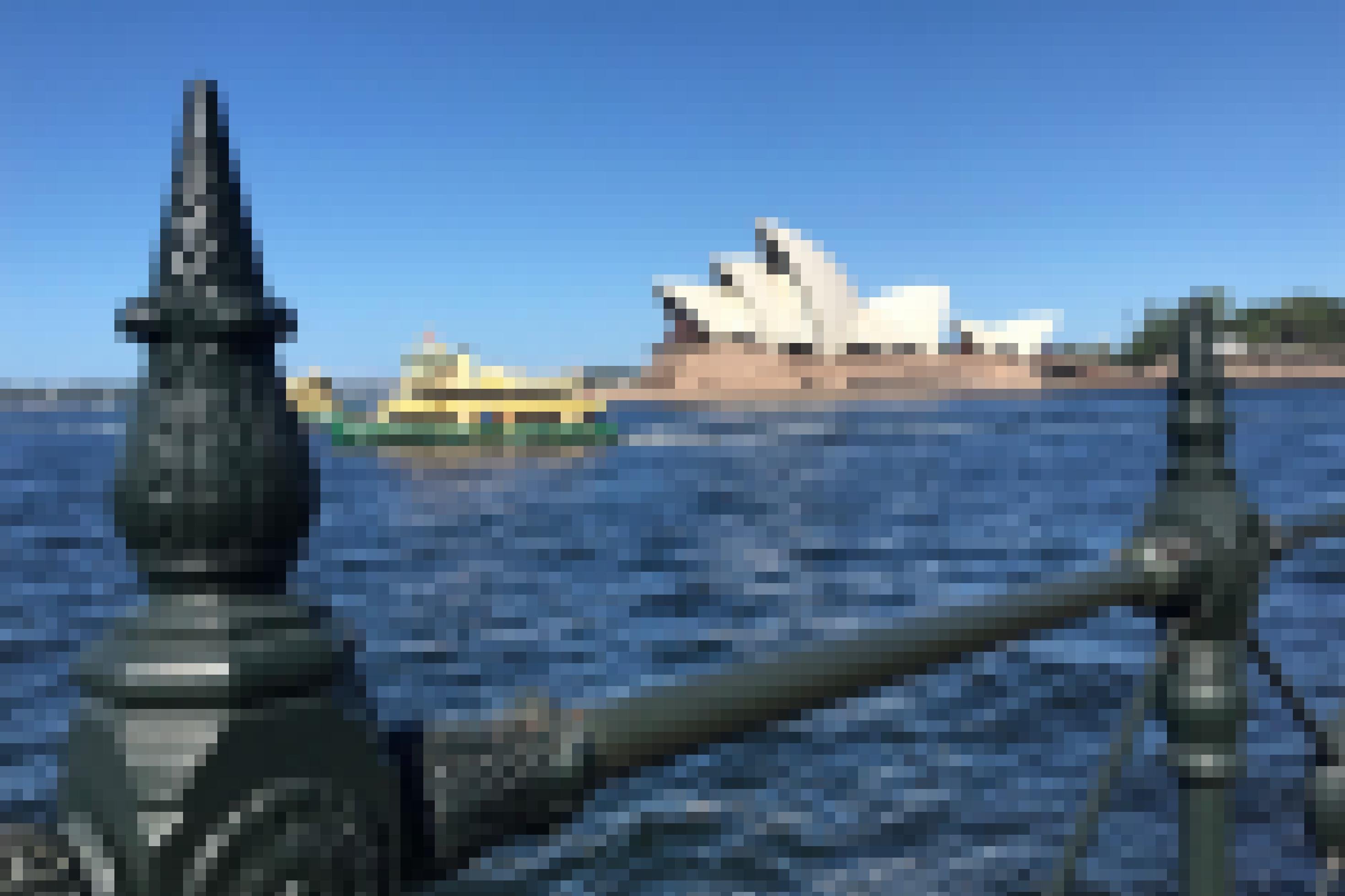 Ein Blick auf die weißen Flügel von Sydneys Opernhaus am Hafen