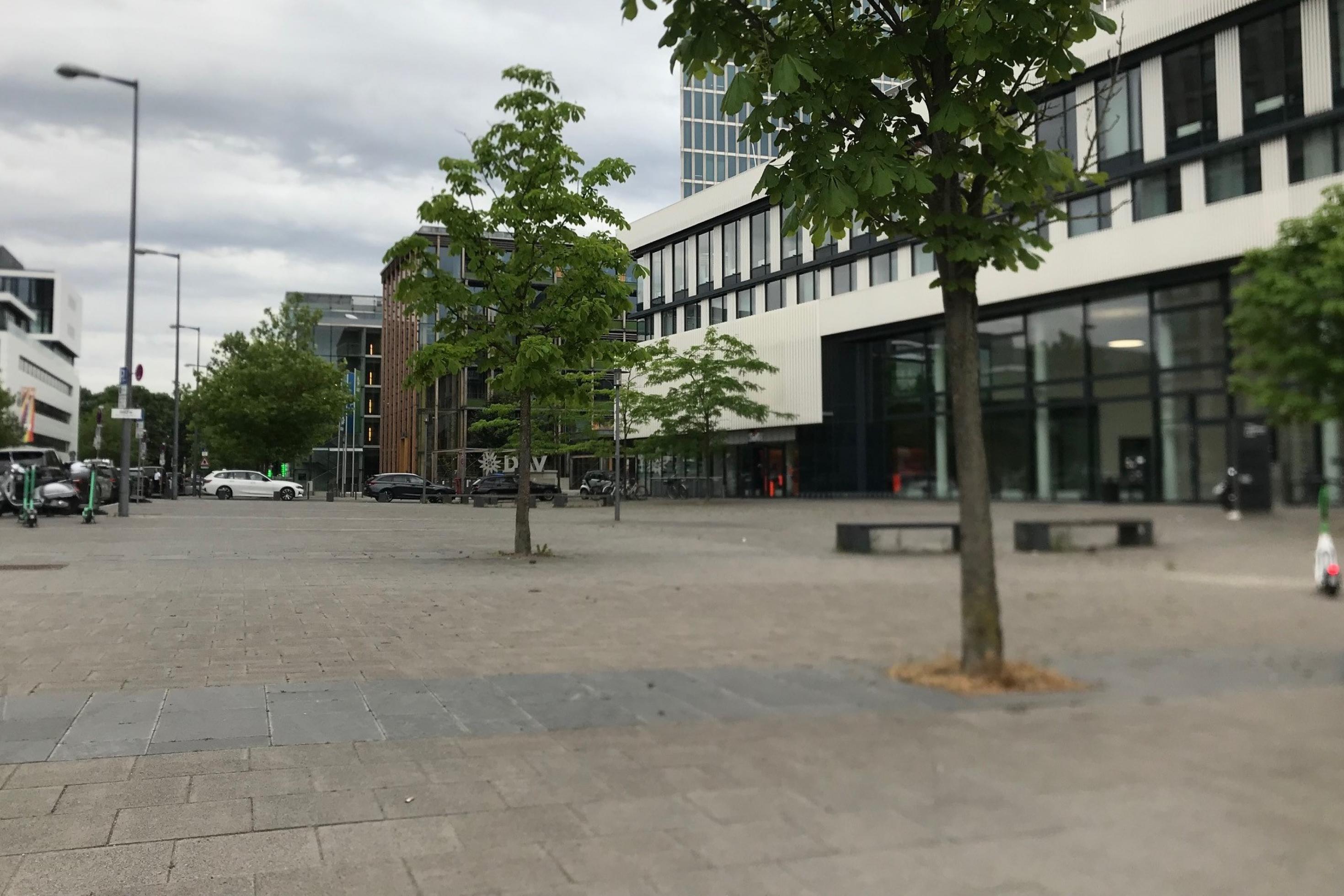 Kein Grün, der versiegelte Platz vor einem Gebäude in München.