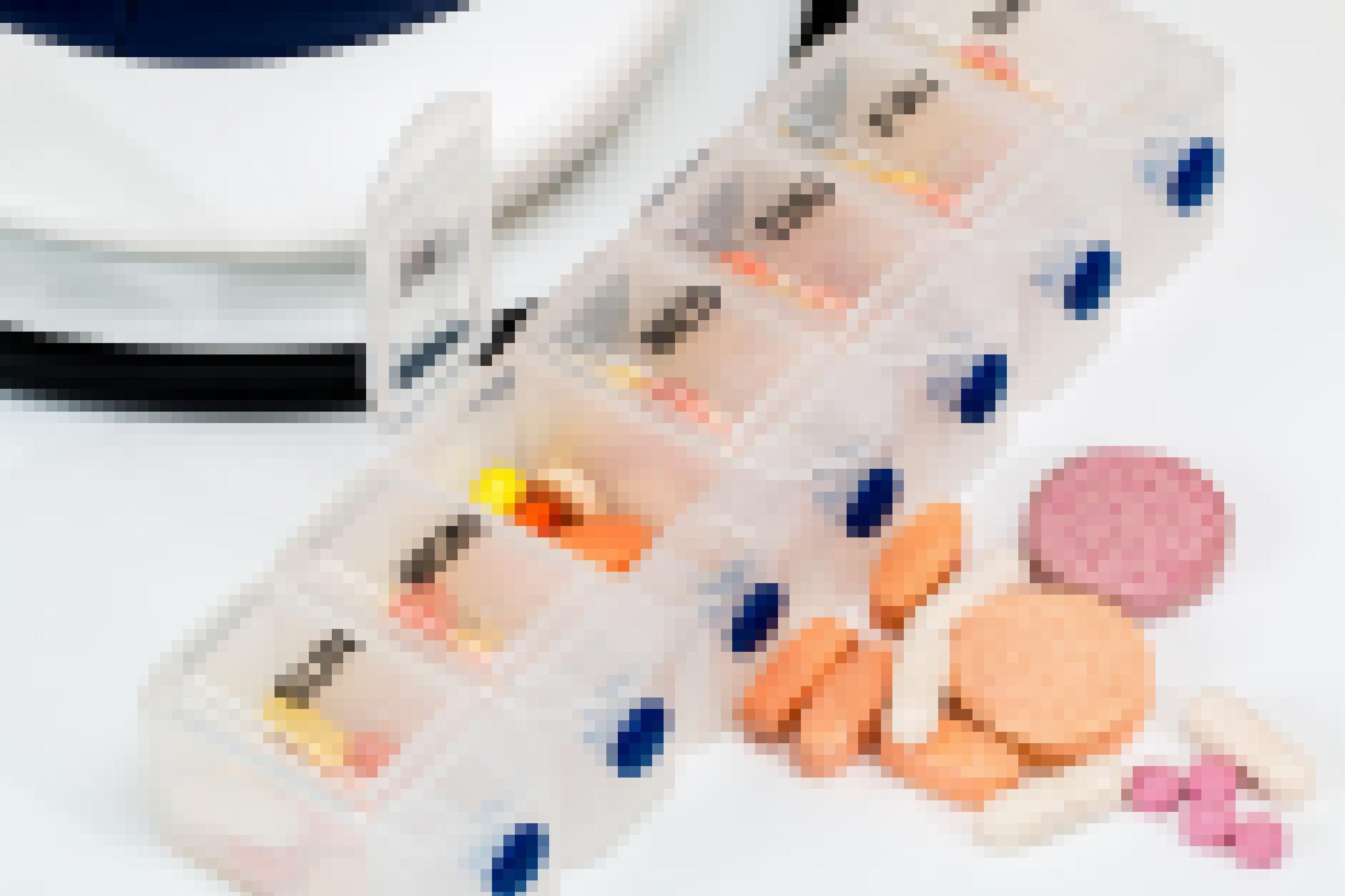 Pillenspender mit vielen bunten Tabletten für die Woche gefüllt.