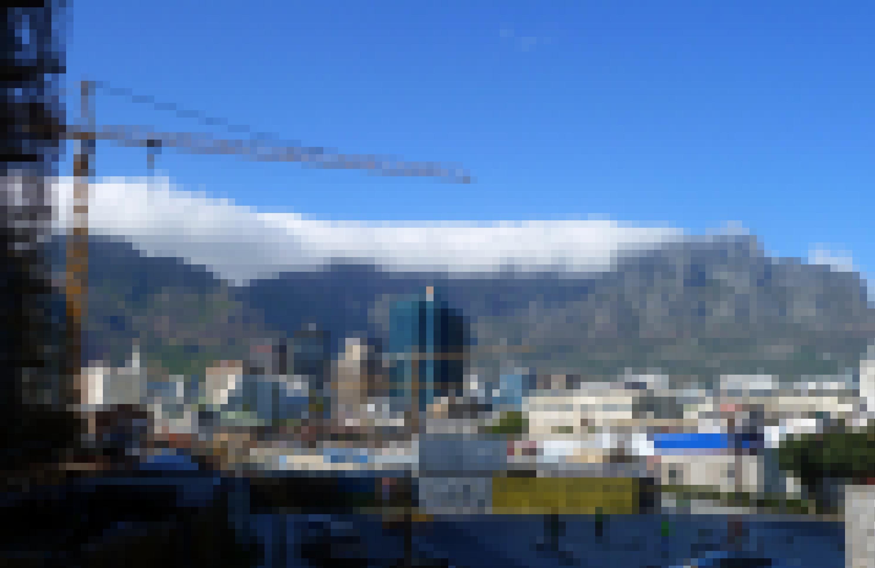 Die Skyline der Millionenmetropole vor dem Tafelberg-Massiv