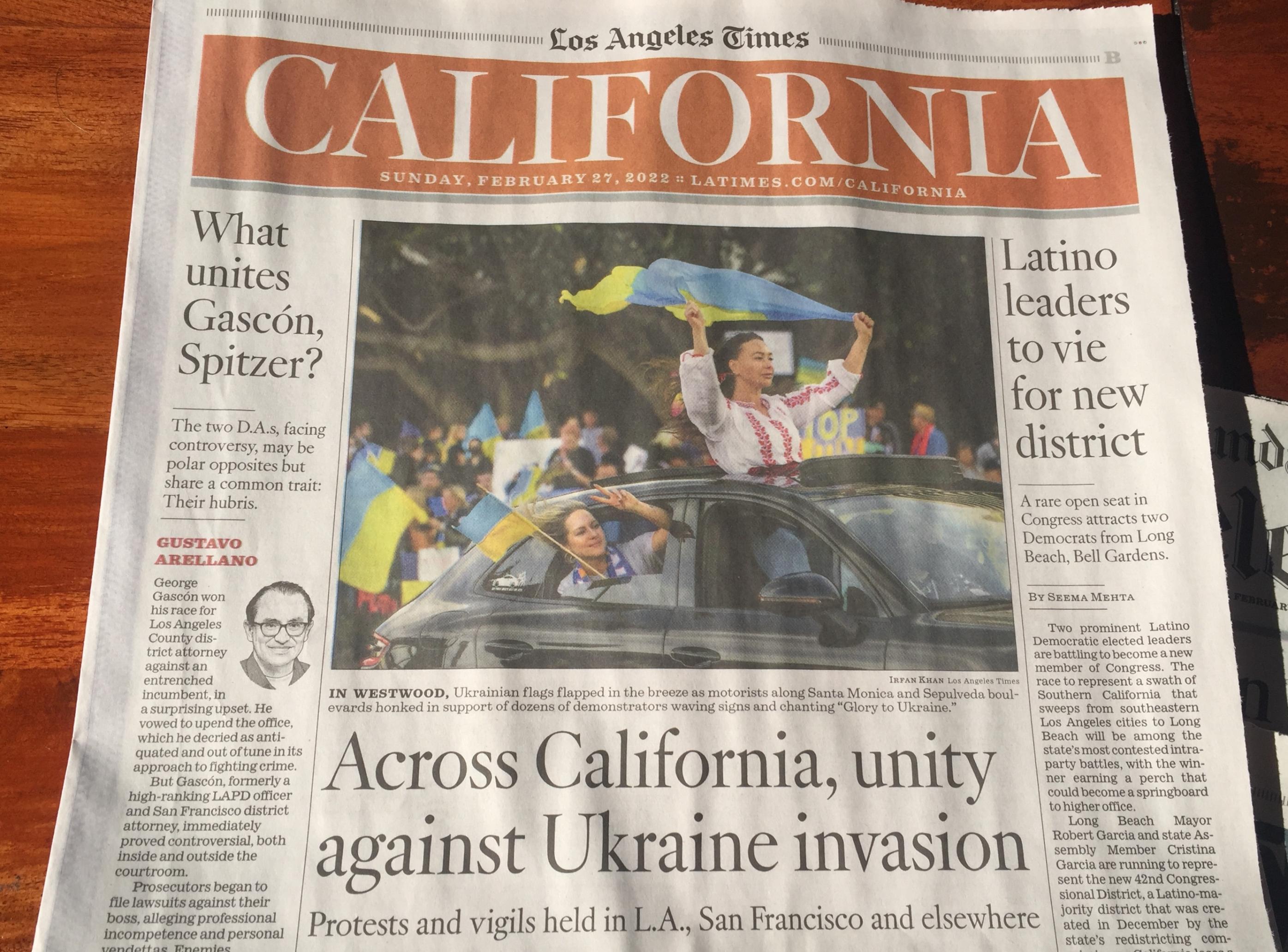 Auf dem Titelblatt steht die Schlagzeile, dass Kalifornien die Ukraine unterstützt