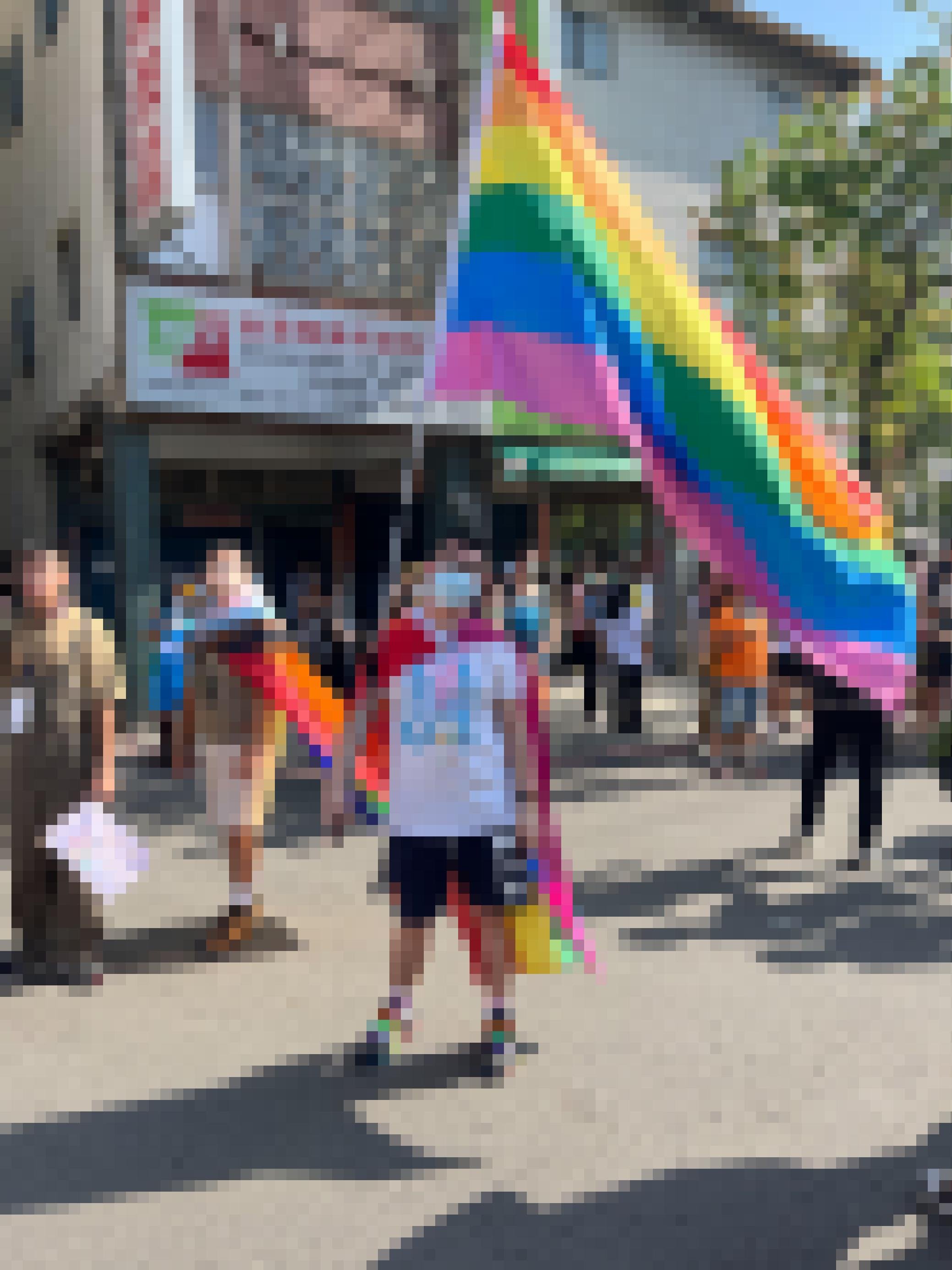Mann schwenkt Regenbogenfahne auf der Pride Parade in Kaohsiung