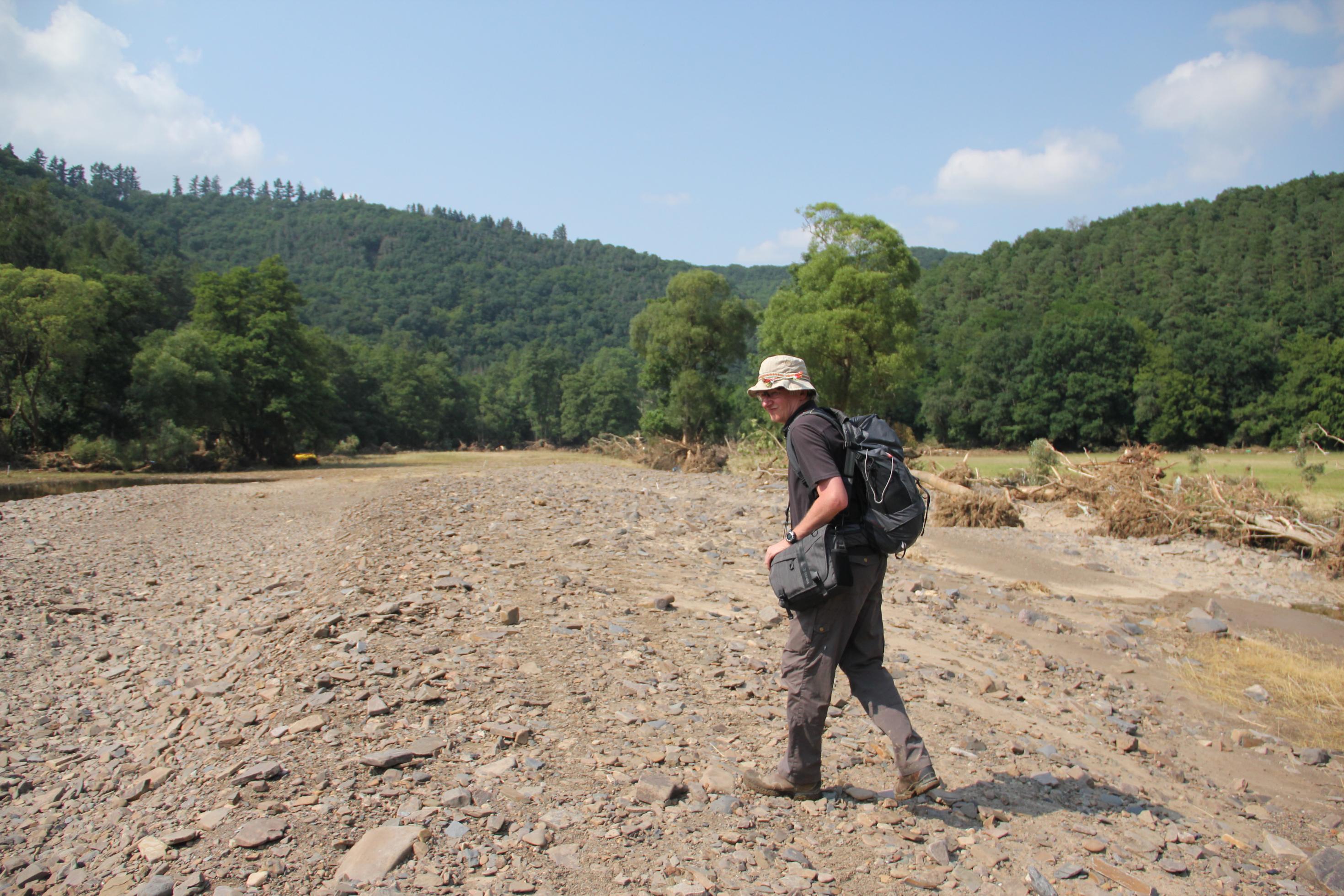 Jürgen Herget läuft durch das Flussbett der Ahr nahe des Orts Fuchshofen