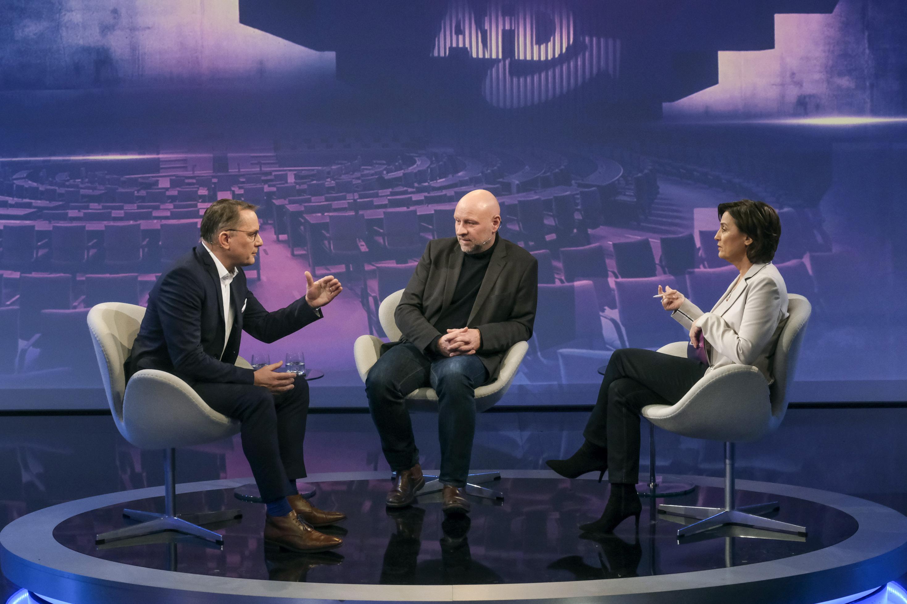 Szene aus dem Fernsehstudio der ARD-Sendung „Maischberger“ mit der Moderatorin Sandra Maischberger, dem AfD-Vorsitzenden Tino Chrupalle und  Investigativjournalist Olaf Sundermeyer.