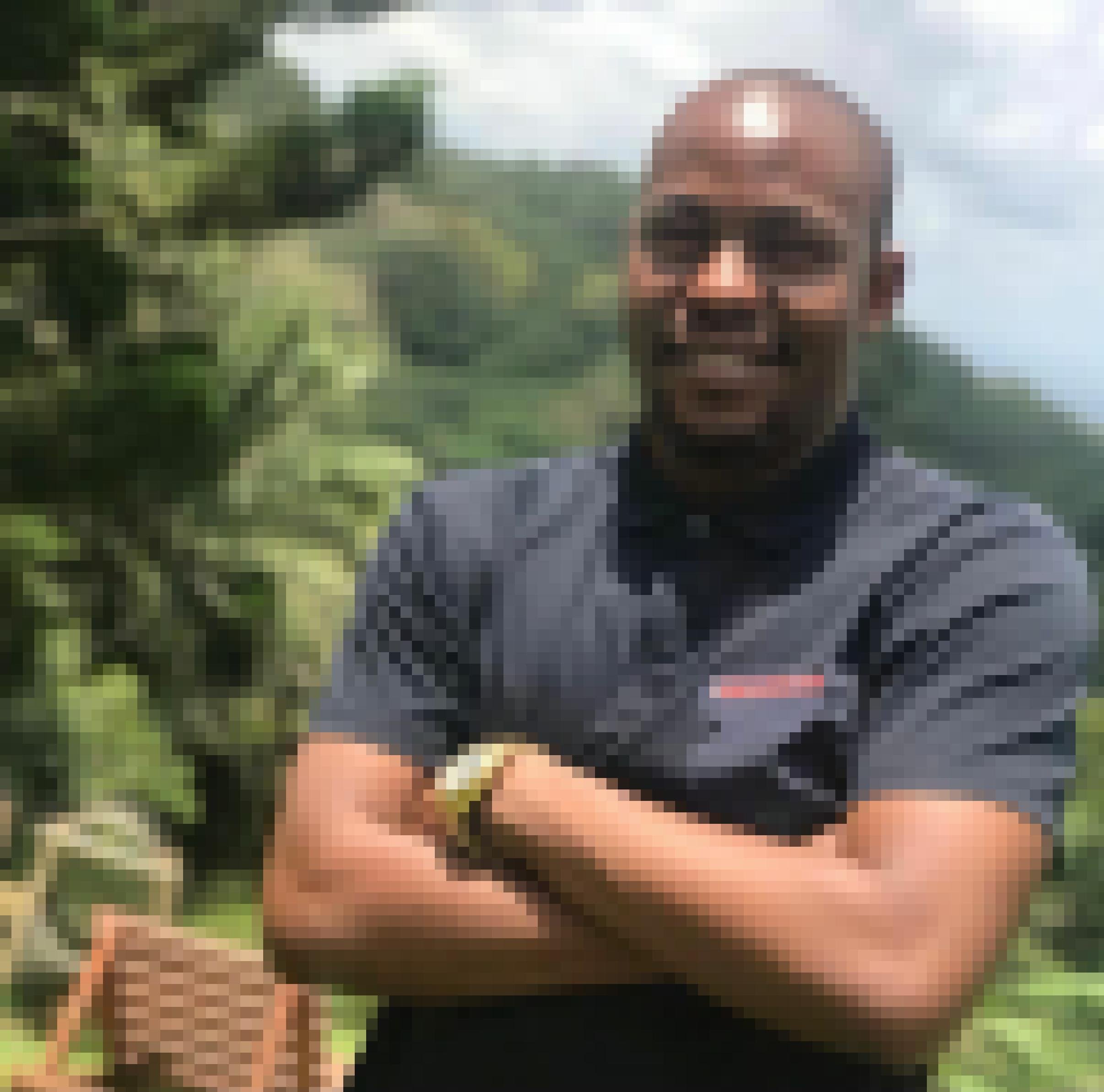 Der tansanische Unternehmer Dominick Khalipa ist ein vergleichsweise uunger Mann, der freundlich guckt und selbstbewusst wirkt.