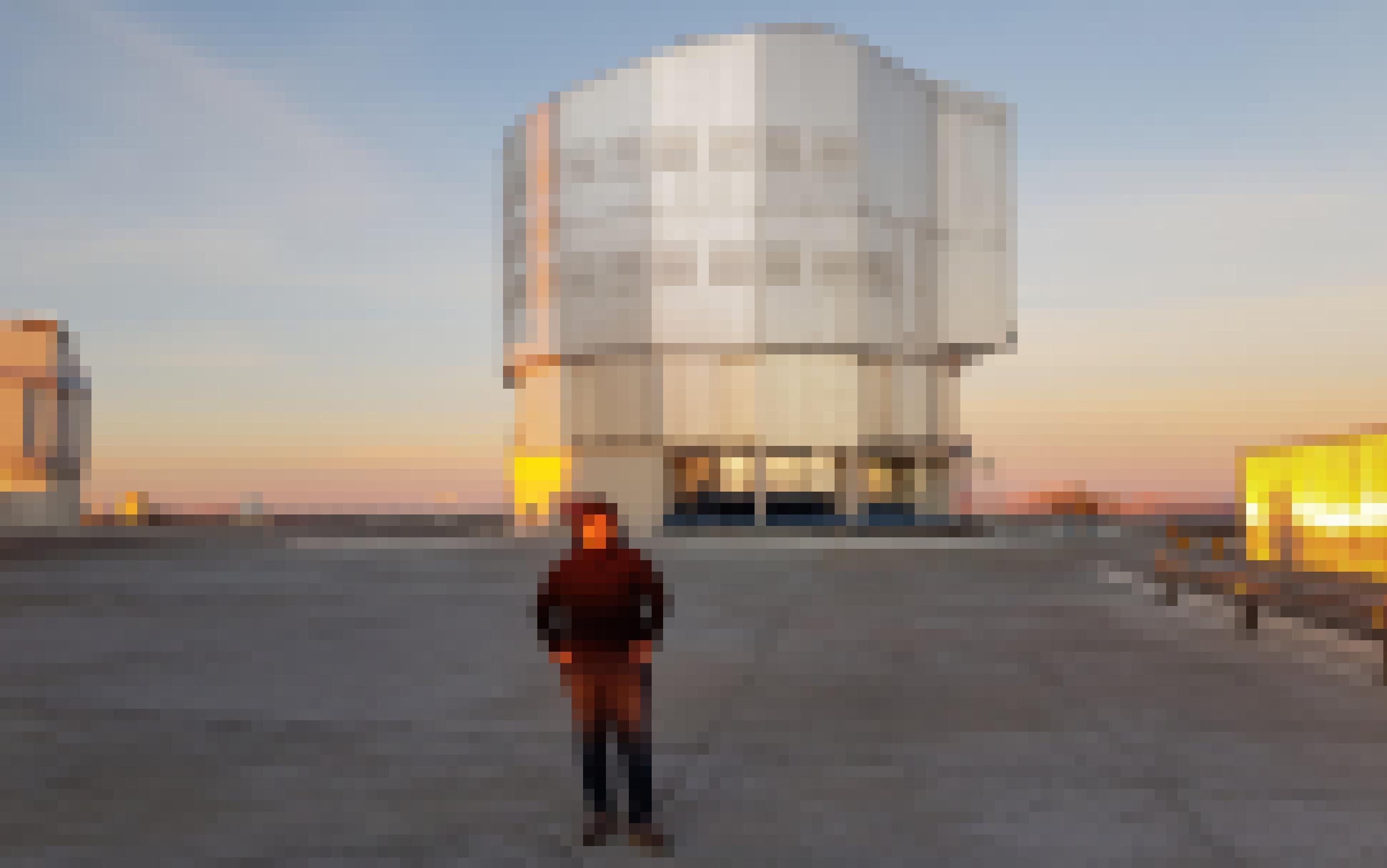 Die Astronomin Tanya Urritia steht vor einer der Kuppeln des Very Large Telescopes in Chile.