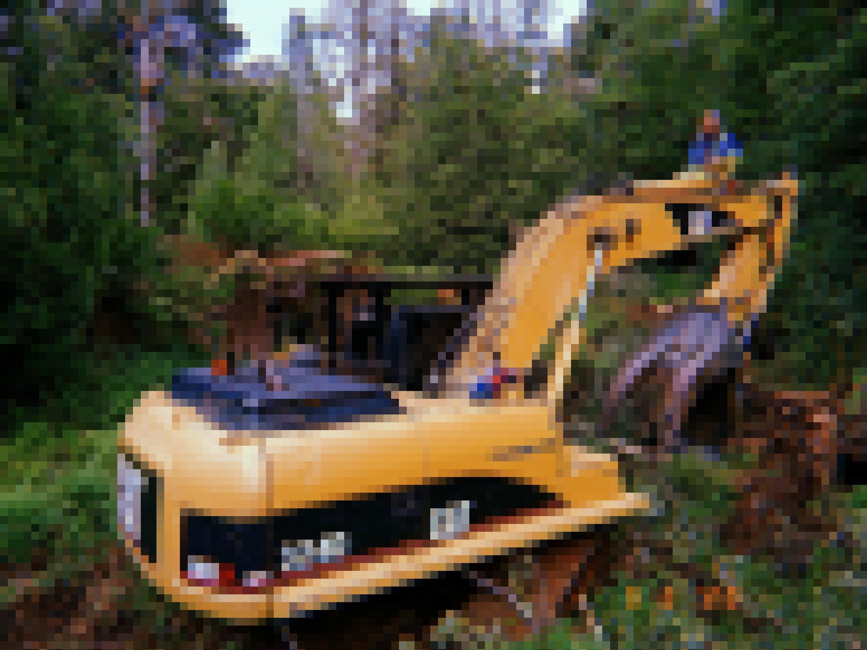 Auf einem Bulldozer sitzen am Que River in Tasmaniens Tarkine Region  Protestierende um Rodungsarbeiten aufzuhalten.