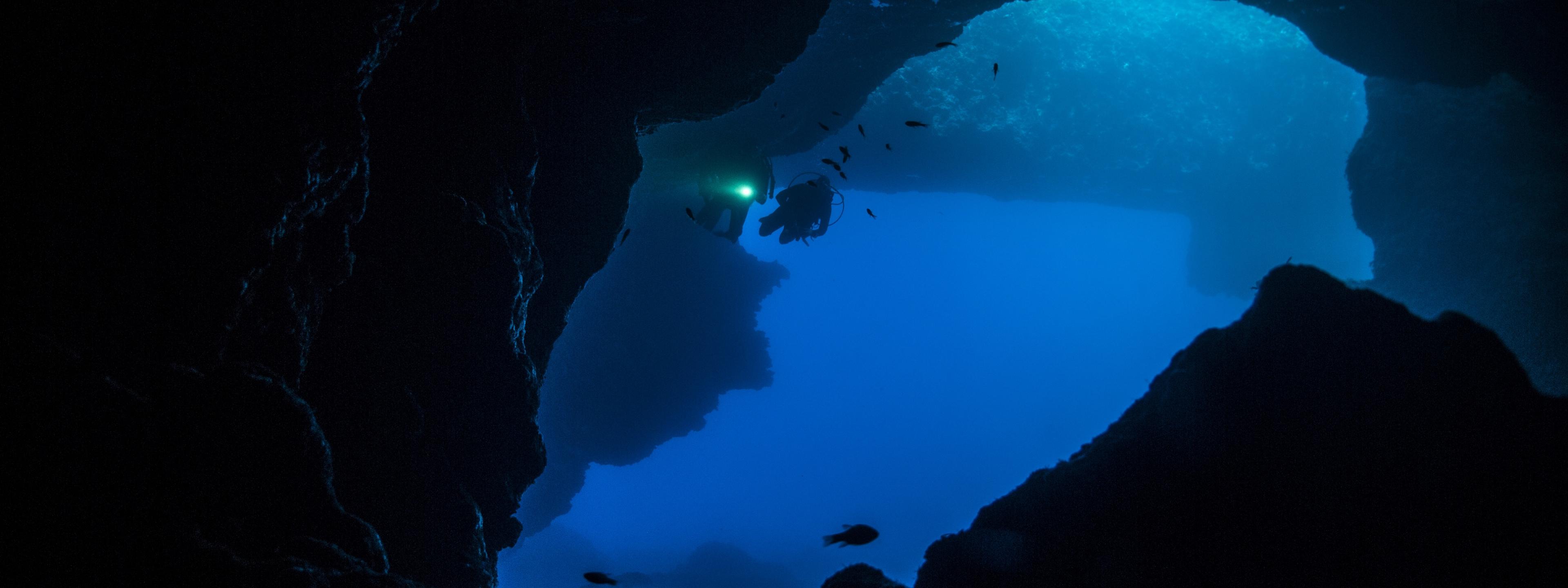 Ein Taucher in einer Höhle.