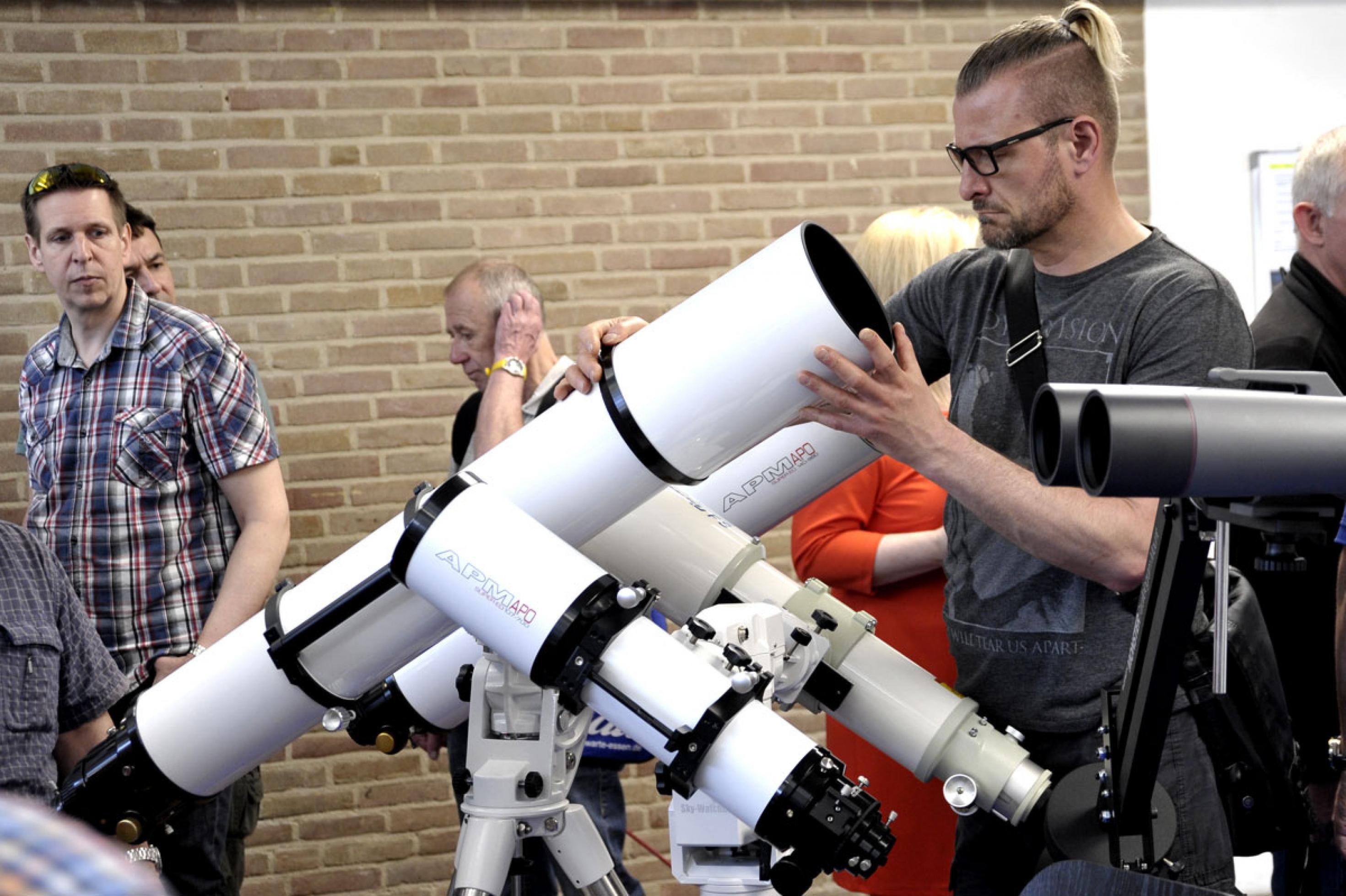 Auf Astromessen wie dem ATT schlägt manches Sternfreundherz höher. Und manche Ehefrau schimpft, wenn der Ehemann mit leerer Haushaltskasse wieder nach Hause zurückkehrt.