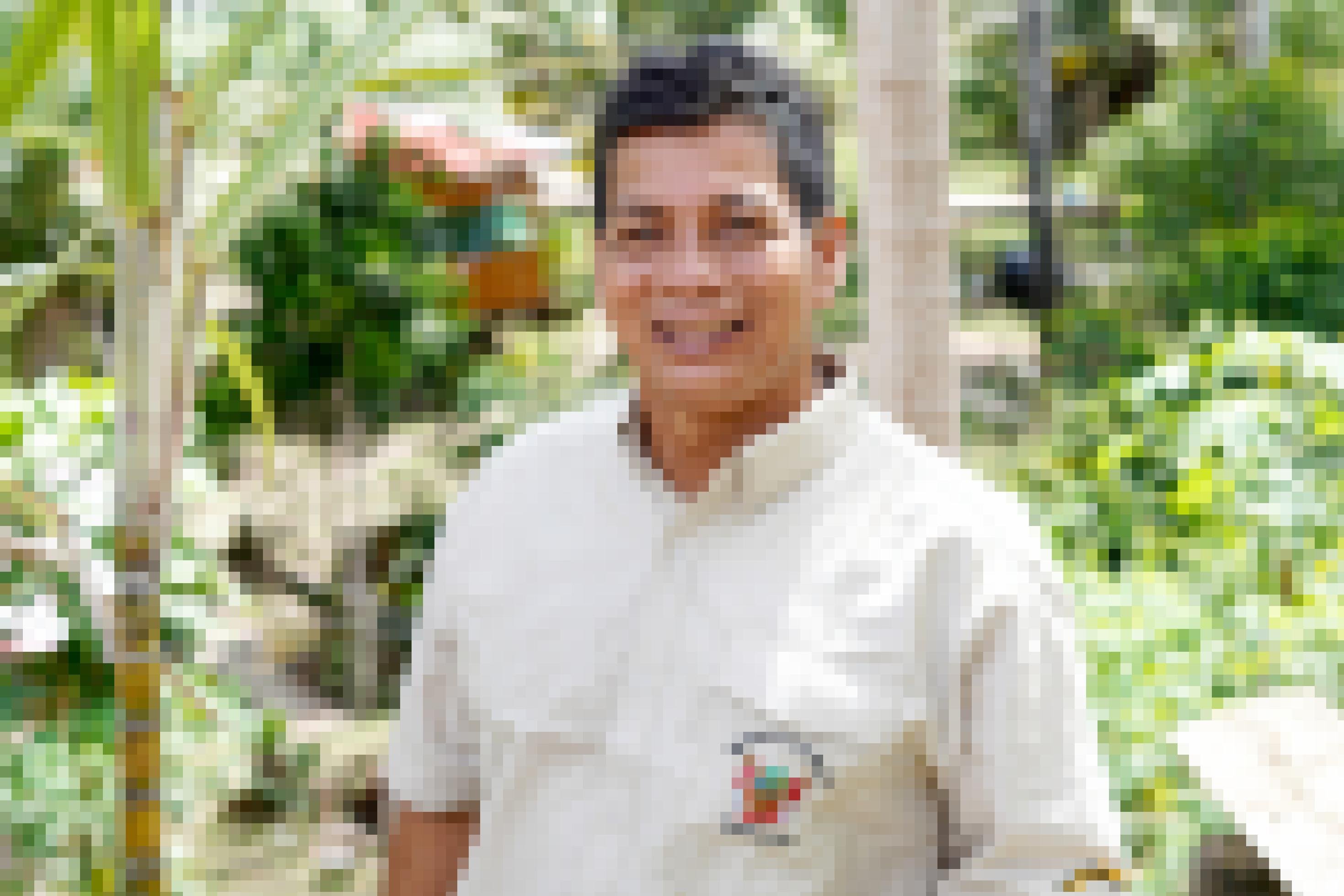 Der indigene Teófilo Torres steht vor dem Hipona Kontrollposten im Yaguas Nationalpark. Er wurde mit dem Bruno-Schubert-Umweltpreis  2021 ausgezeichnet.
