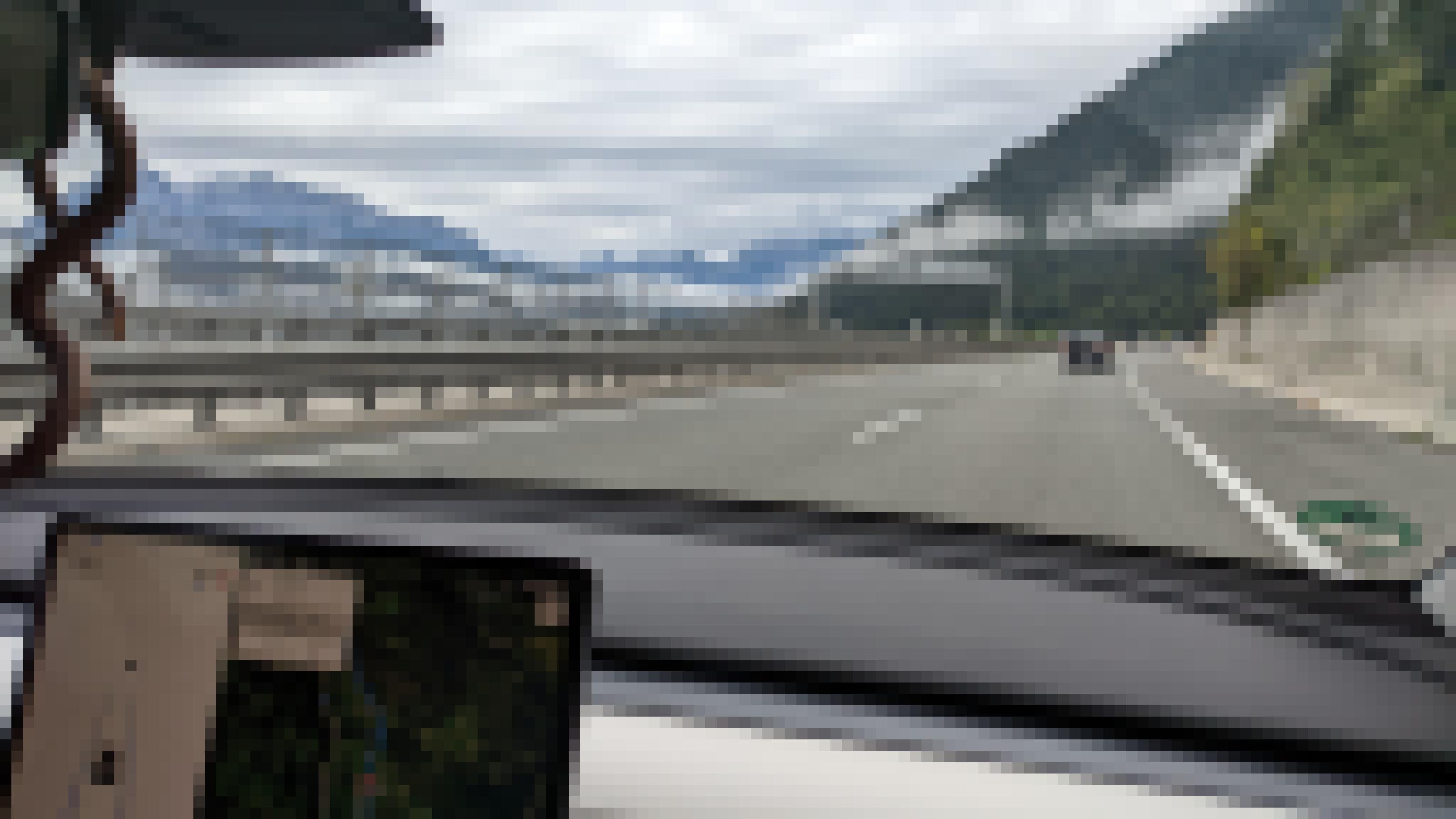 Blick durchs Fenster im Tesla auf Alpen-Autobahn
