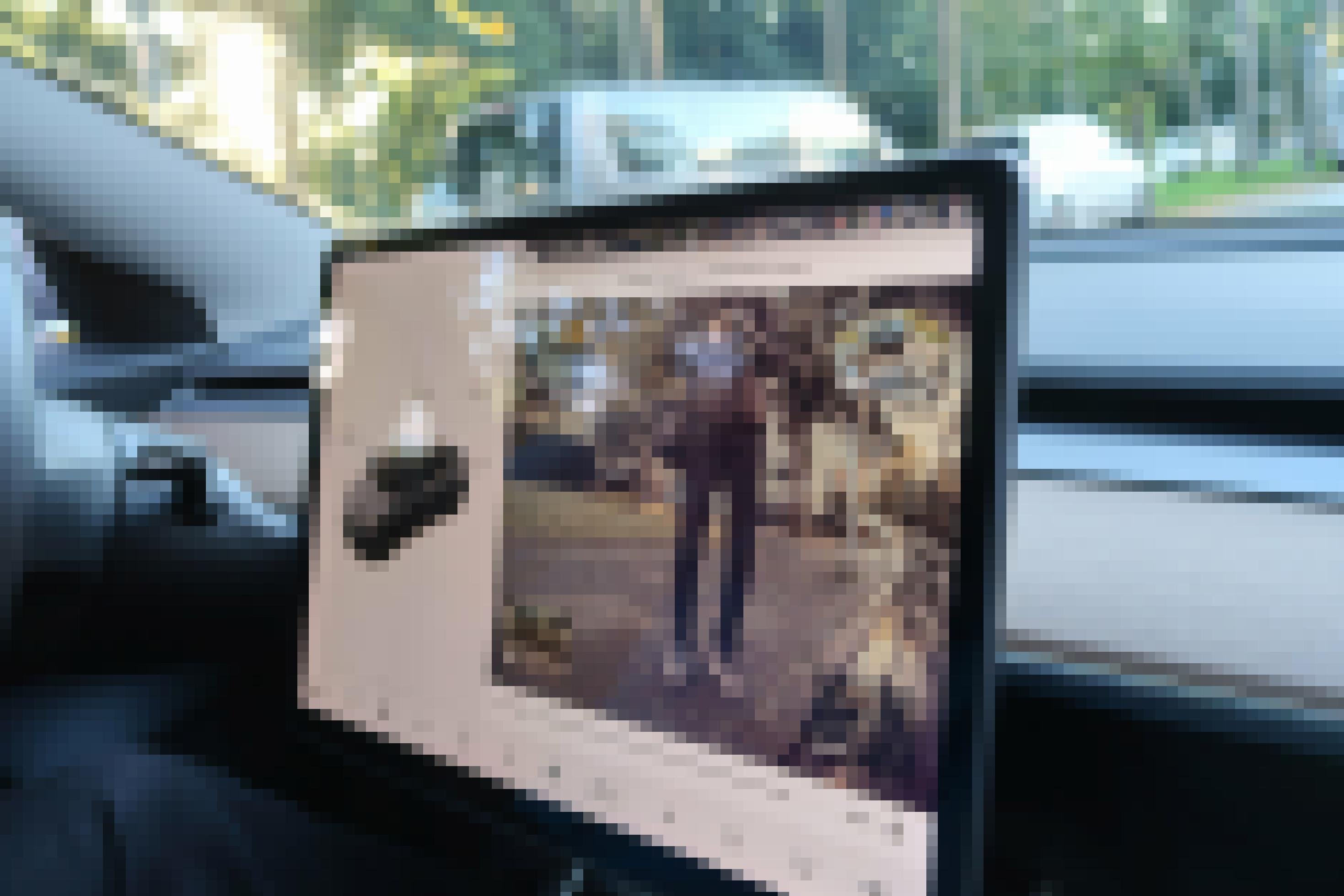 Nahaufnahme eines Touchscreen-Displays in einem Auto. Zu sehen ist eine Videoaufnahme mit einem Mann, der das Auto fotografiert.