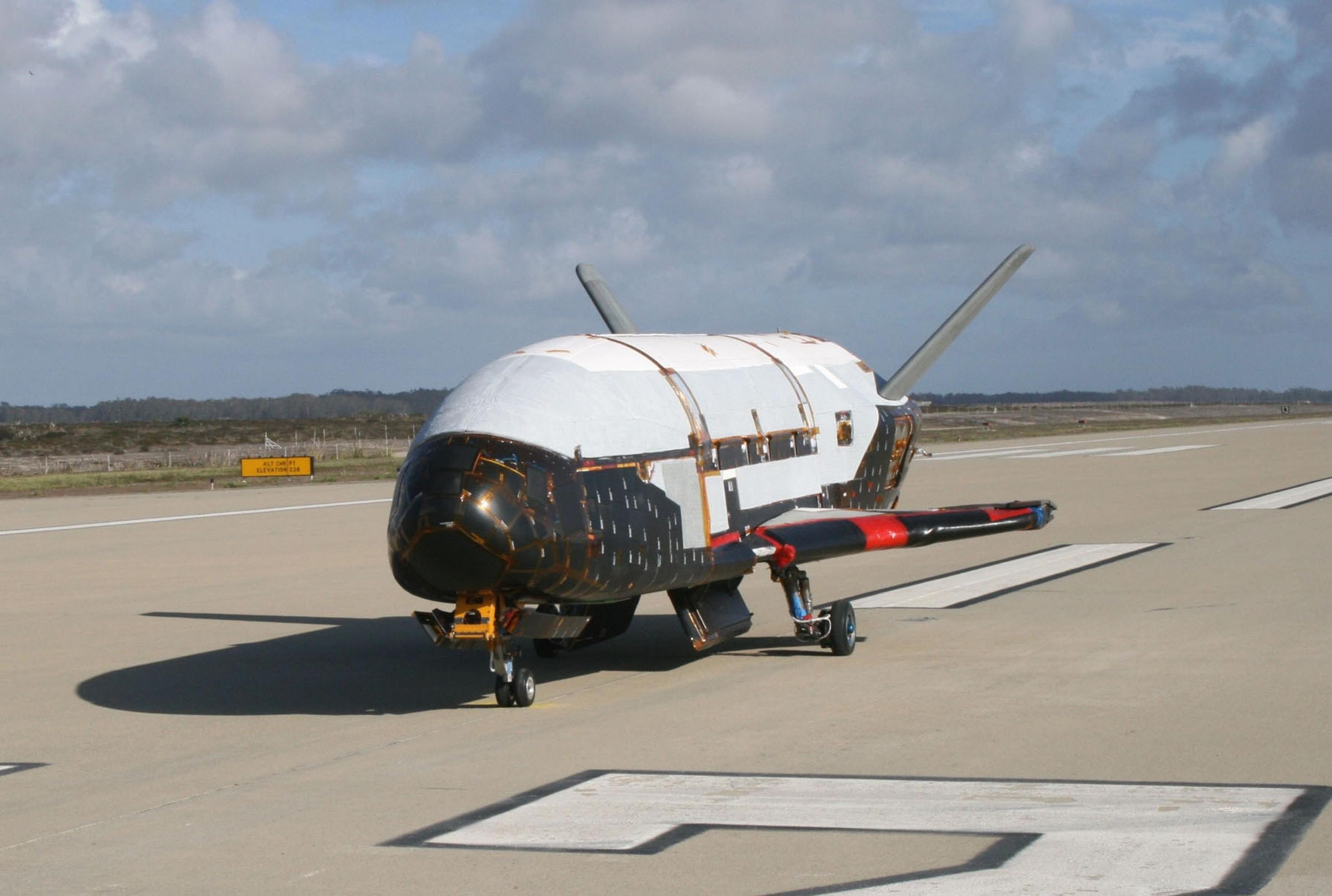 Das unbemannte Shuttle X-37B steht bei Sonnenschein auf einer Landebahn