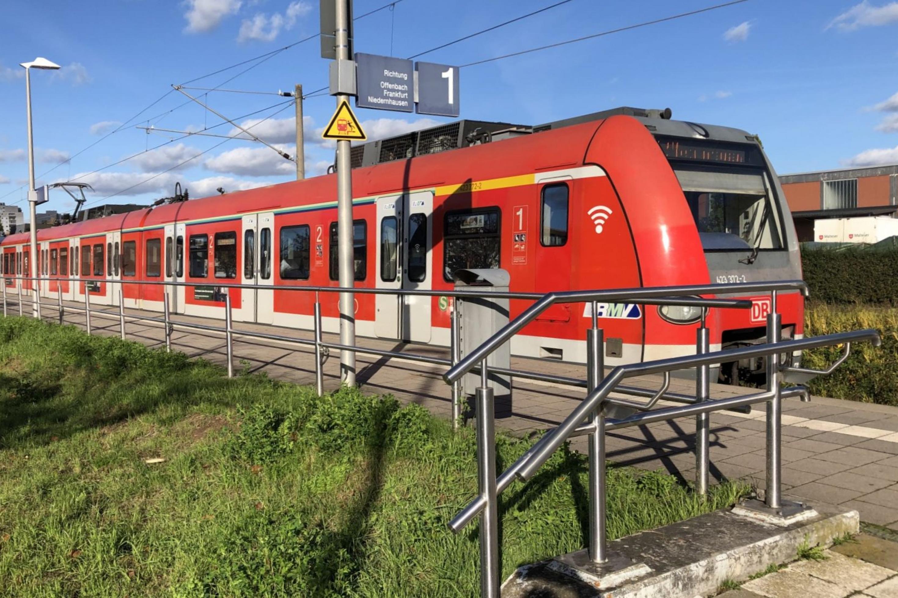 Die rote S-Bahn fährt an einem Bahnsteig los. Die Fahrt ist für Jugendliche ab 15 Jahren ein teurer Spaß