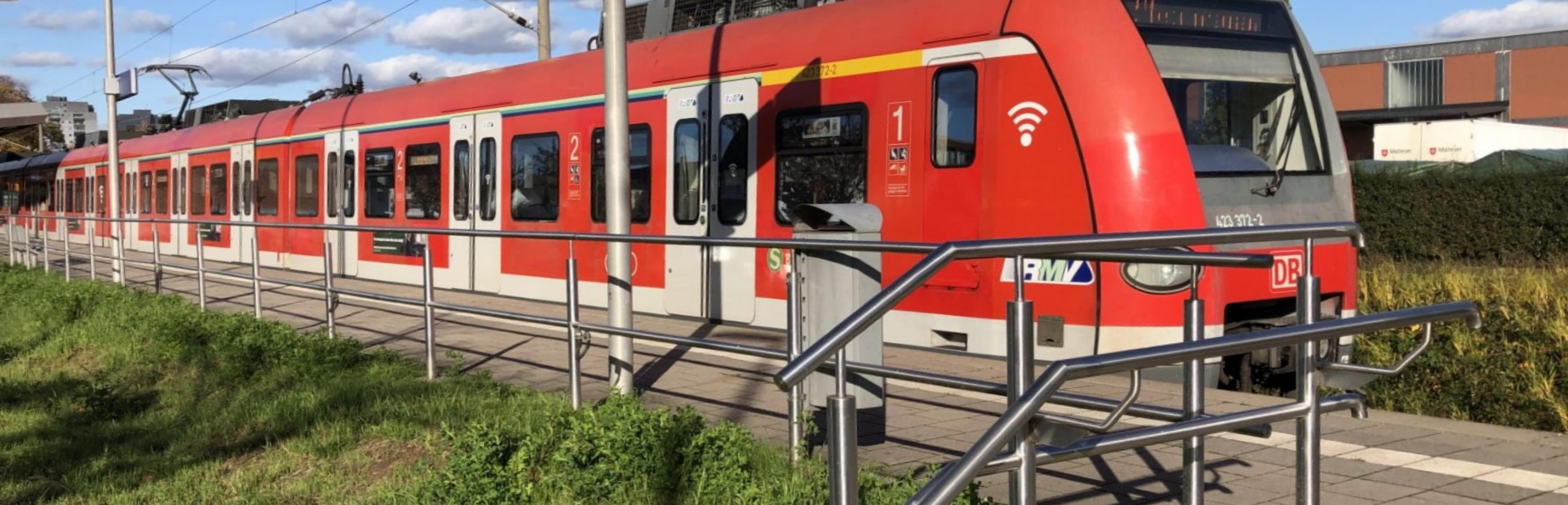 Die rote S-Bahn fährt an einem Bahnsteig los. Die Fahrt ist für Jugendliche ab 15 Jahren ein teurer Spaß