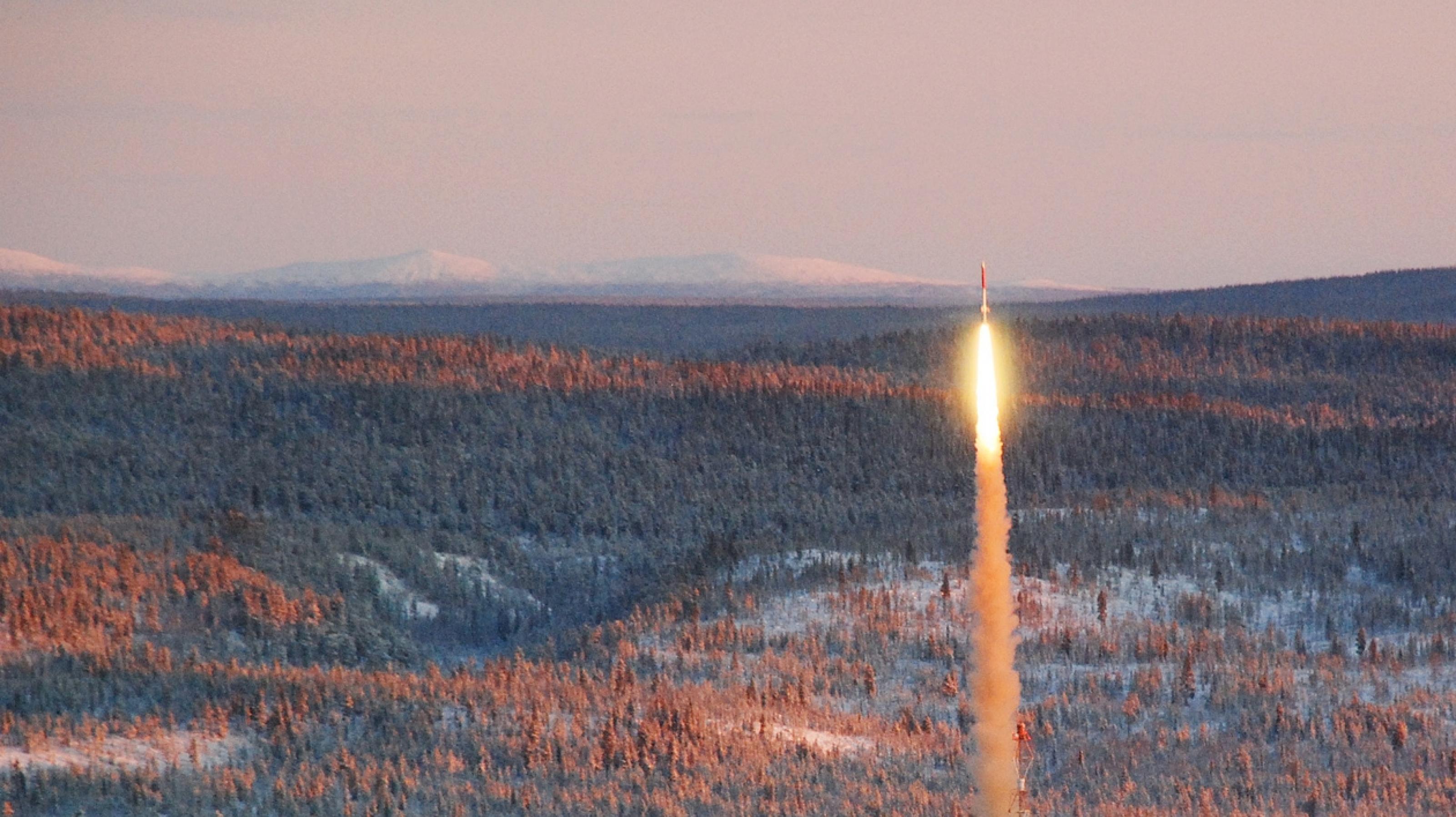 Eine Texus-Höhenforschungsrakete hebt von der Startanlage im nordschwedischen Kiruna ab.