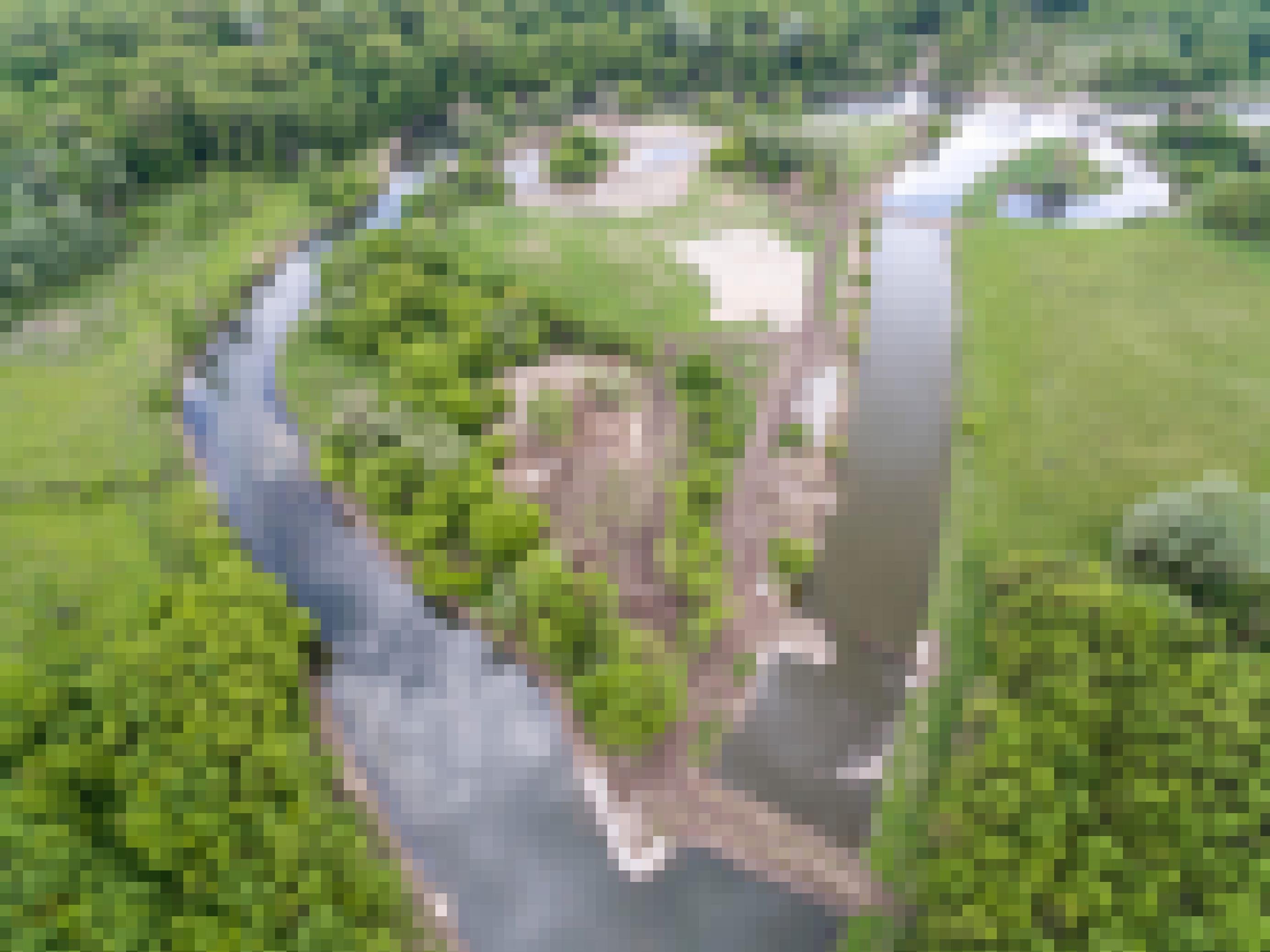 Luftaufnahme des Flusses auf tschechischer Seite, Mäander und grüne Landschaft.