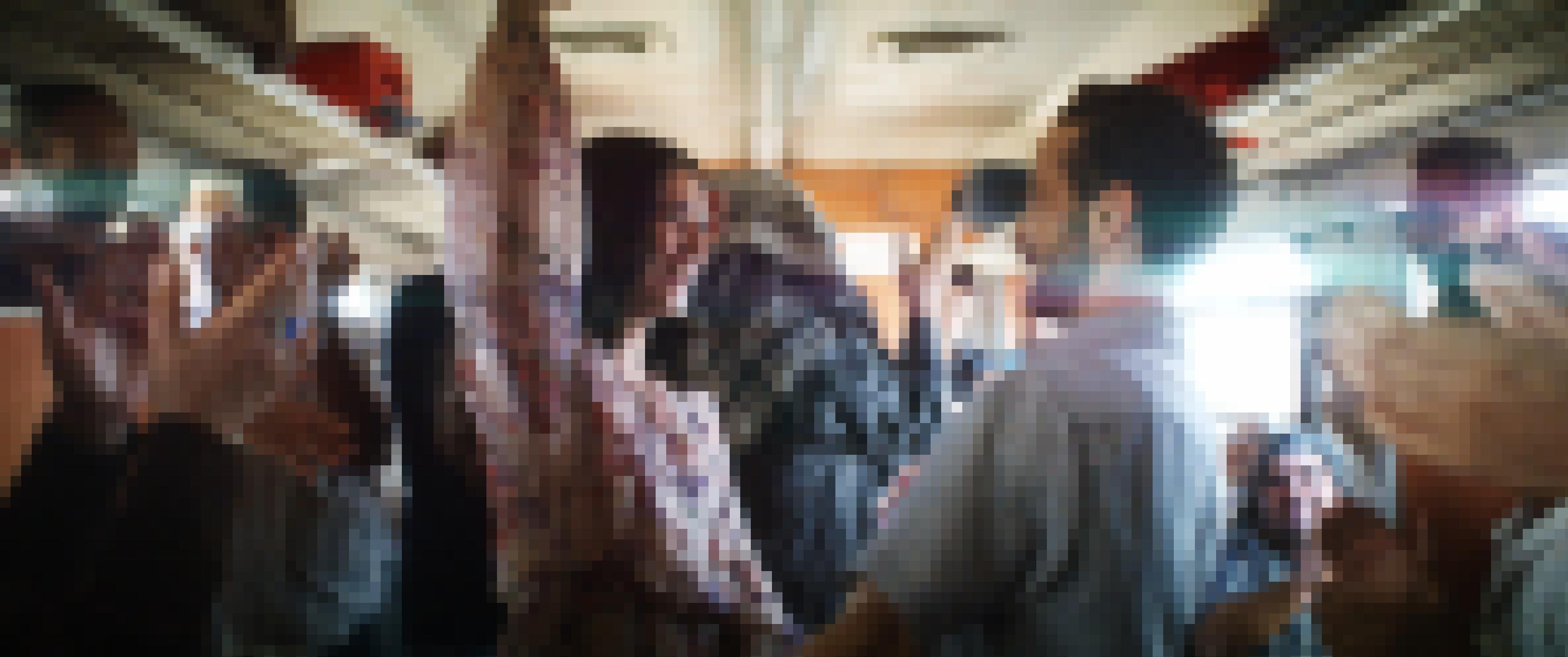 In einem Zug tanzen Abeer und Ali umringt von klatschenden Passagieren.