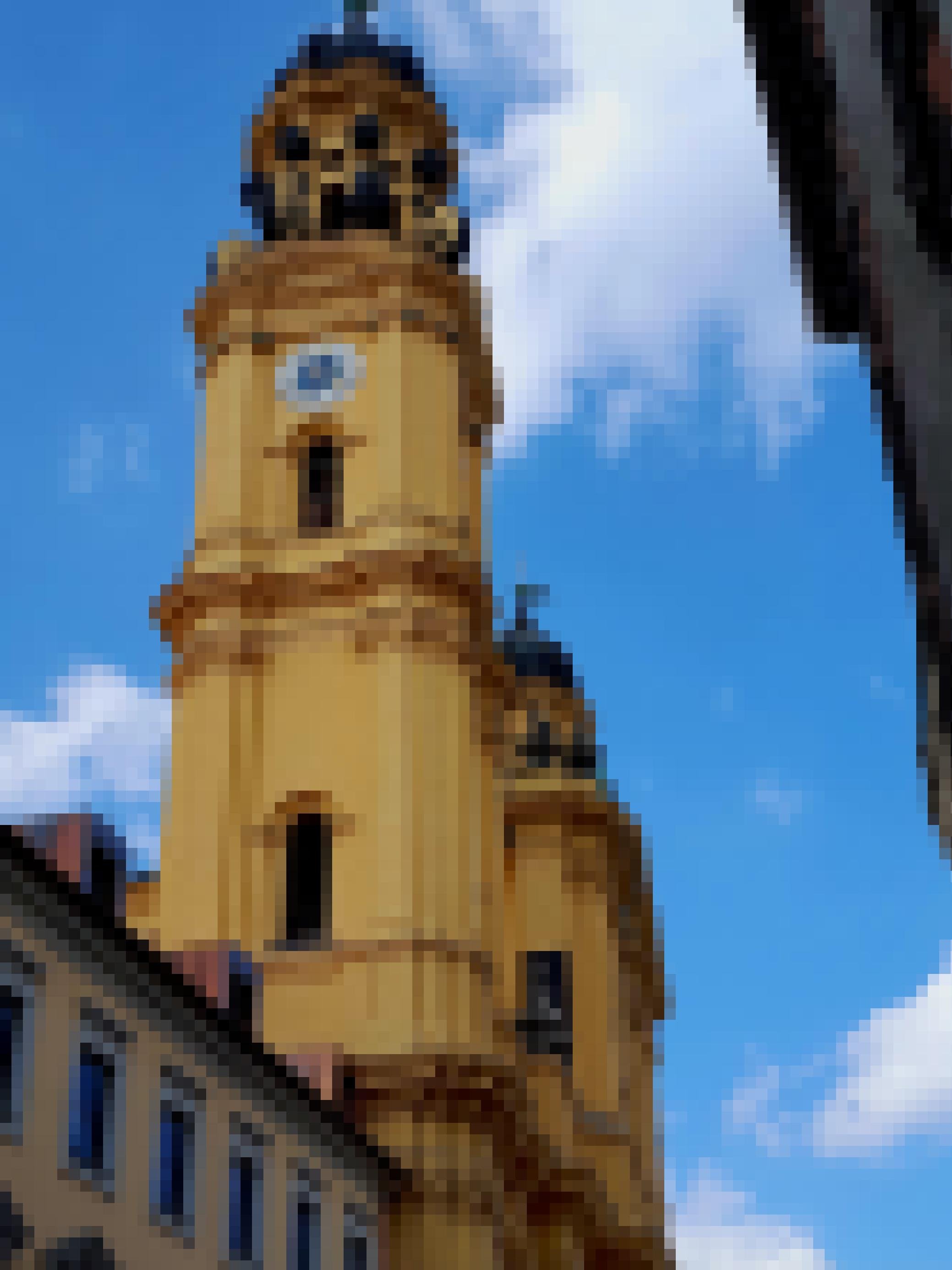 Ansicht von der Straße schräg nach oben zur ockerfarbenen Kirche mit den Renaissance-Kuppeln.