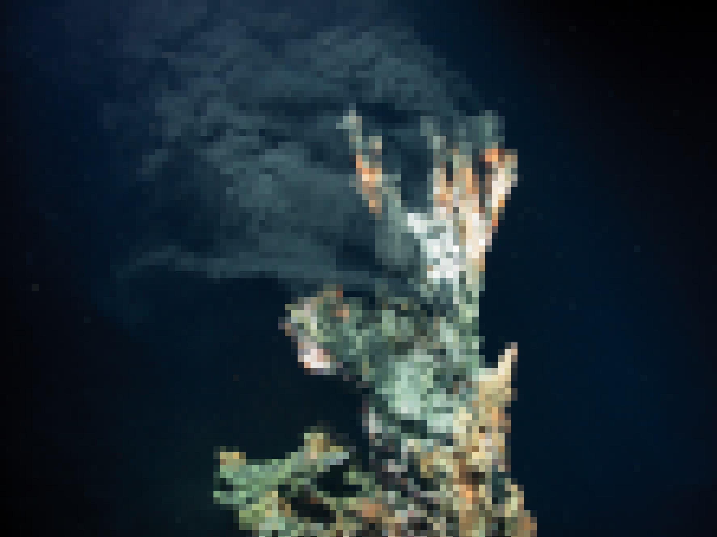 Ein natürlicher Schornstein tief im Meer, aus dem etwas Schwarzes strömt.