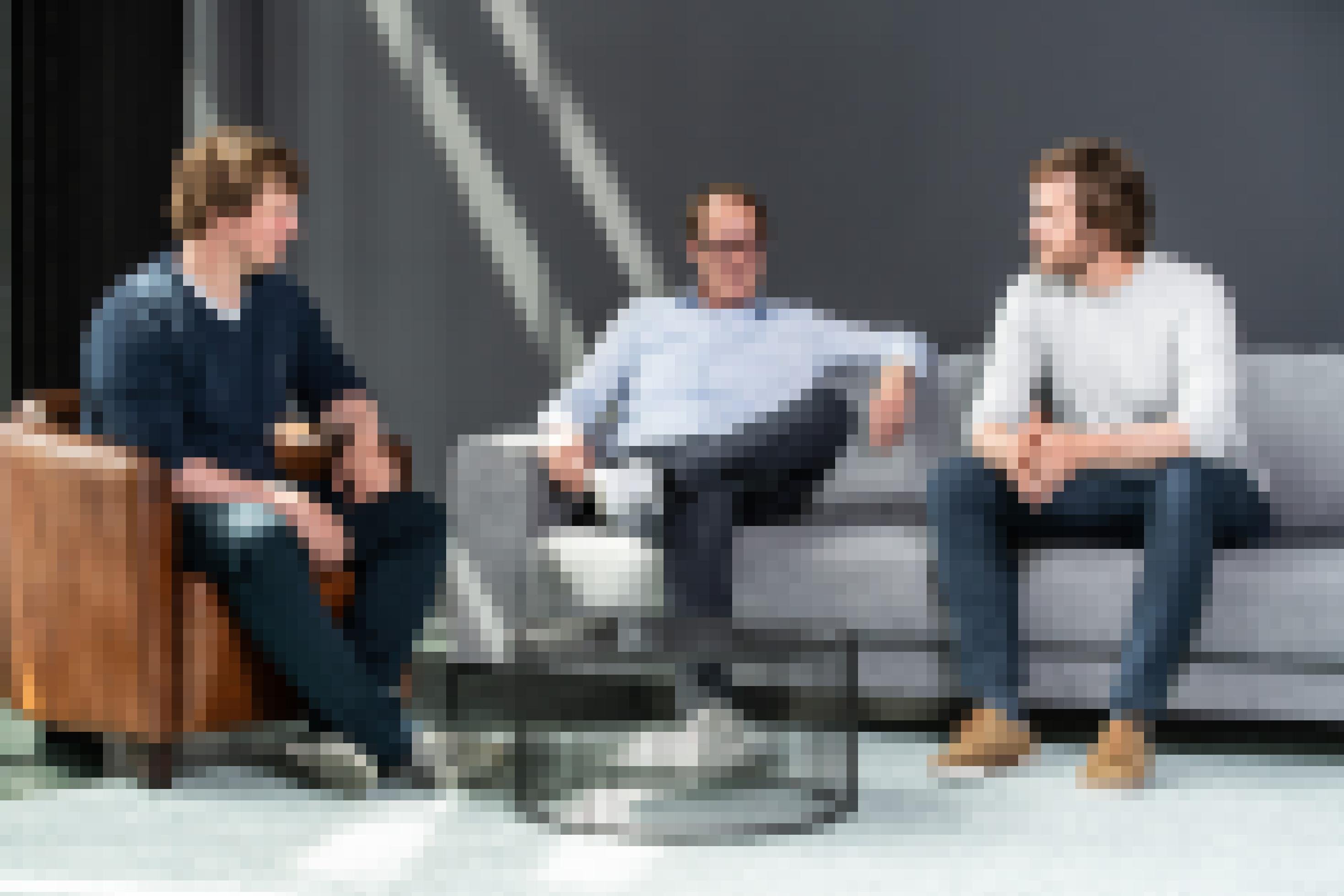 Das Bild zeigt die drei Tiplu-Gründer von links Tim Aschenberg, Peter Molitor und Lukas Aschenberg auf einem Sofa im Gespräch.