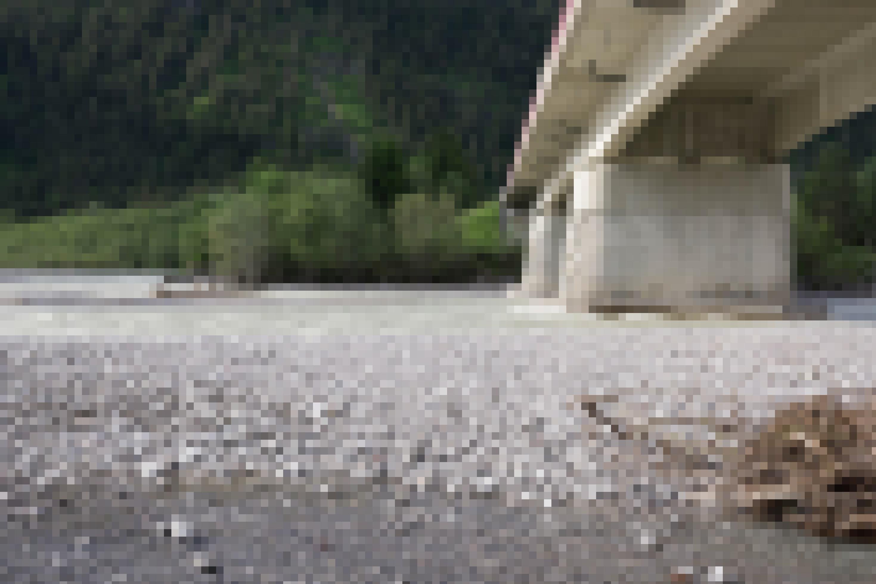 Brücke vom Flussufer aus gesehen mit Schotterbank.