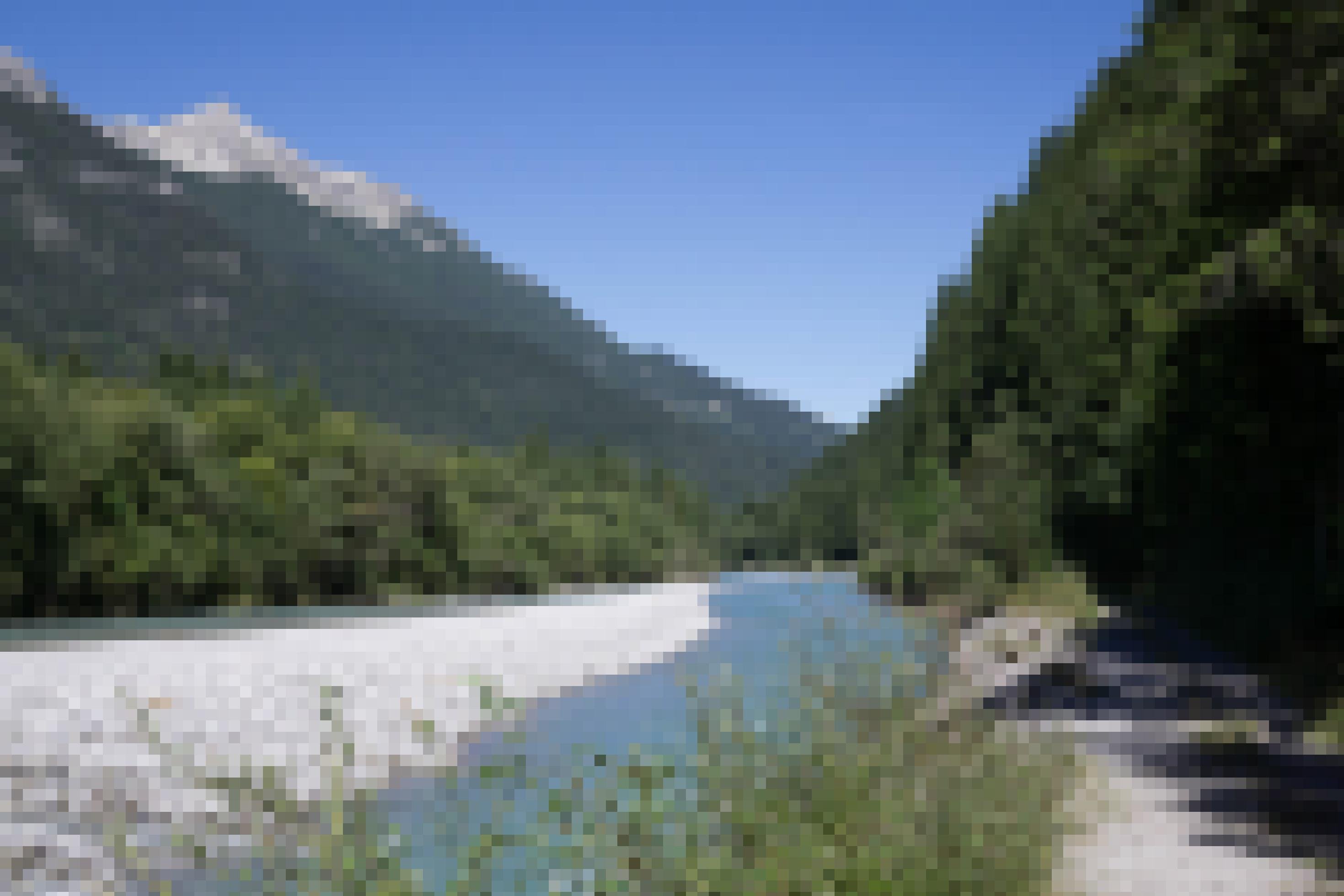 Wanderweg am Fluss, Wald, Berg