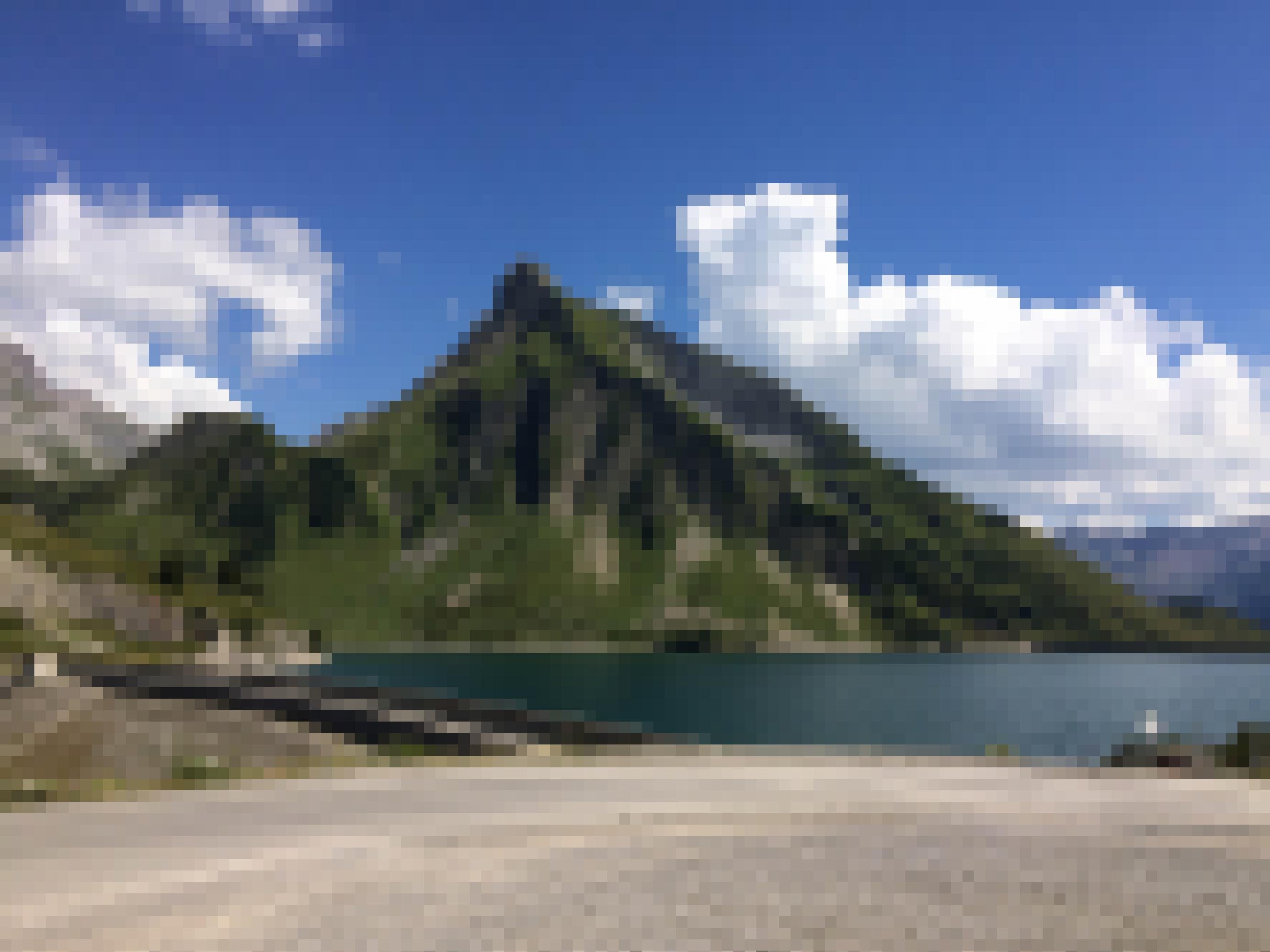 Stausee in schöner Alpenlandschaft.