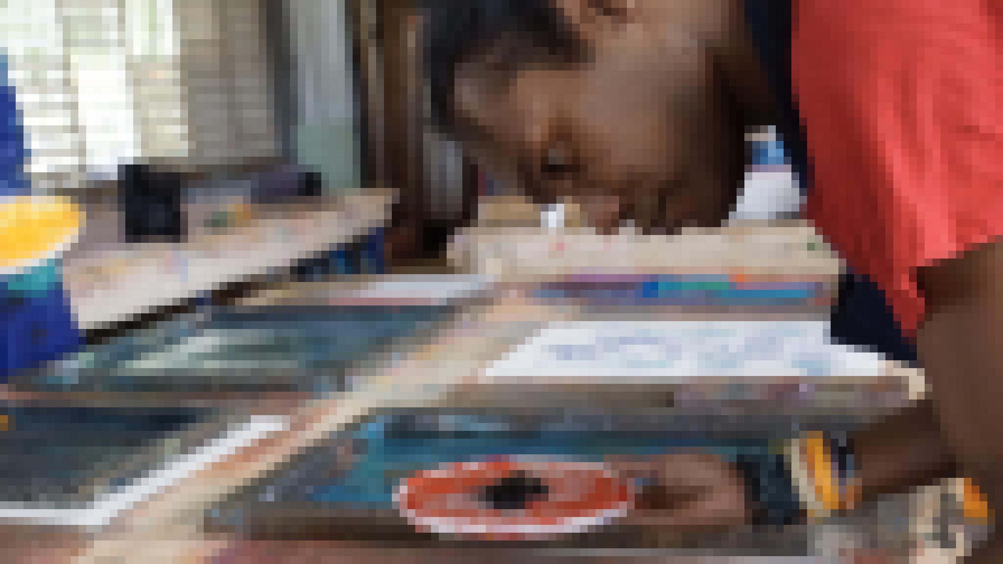 Tourguide Vivian bereitet im Atelier des Design-Centers auf den Tiwi-Islands eine Schablone für den Stoffdruck vor