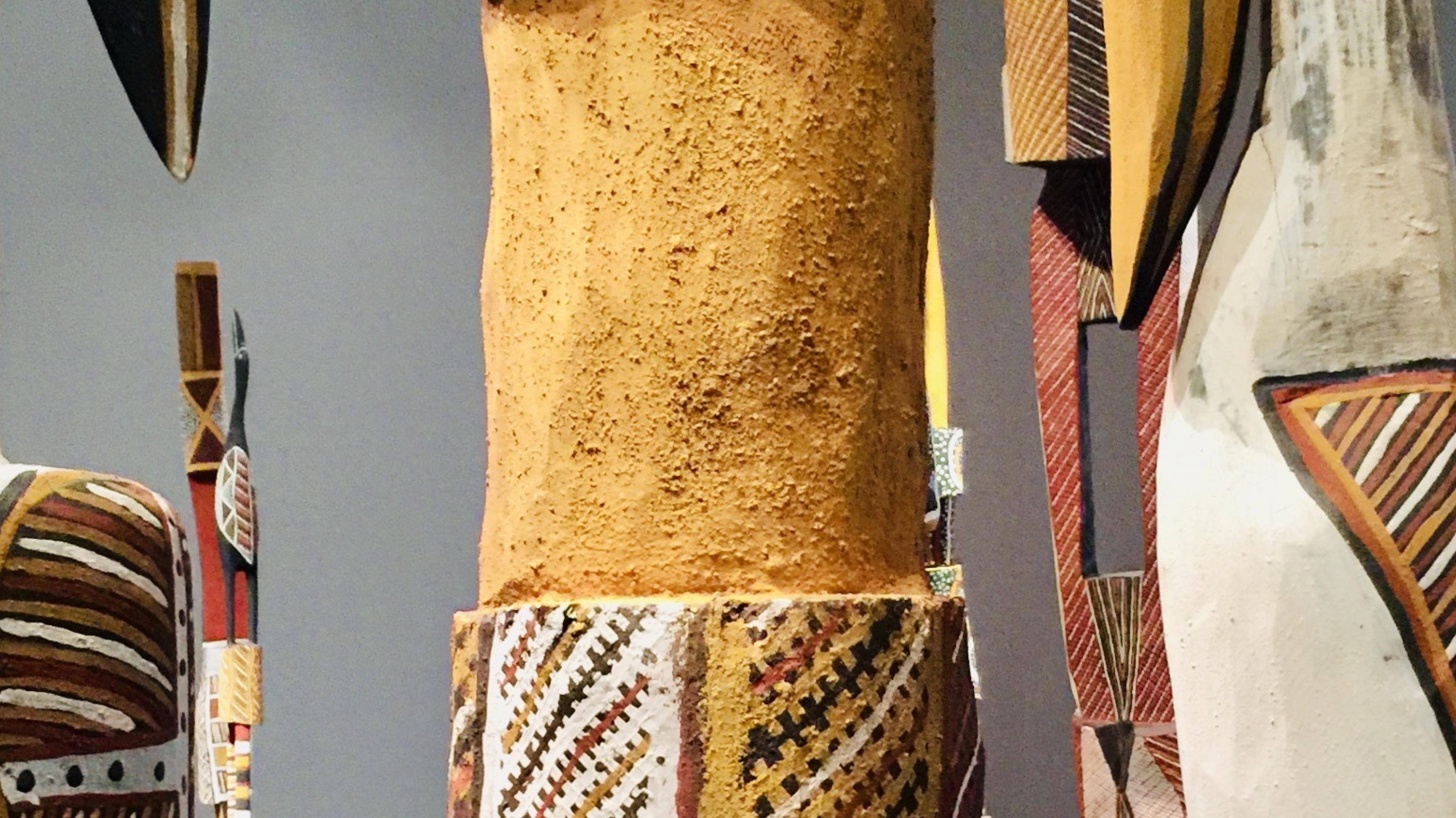 Das Bild zeigt Tutunis, kunstvoll geschnitzte Grabpfähle der Aboriginals auf den Tiwi-Islands im Norden Australiens