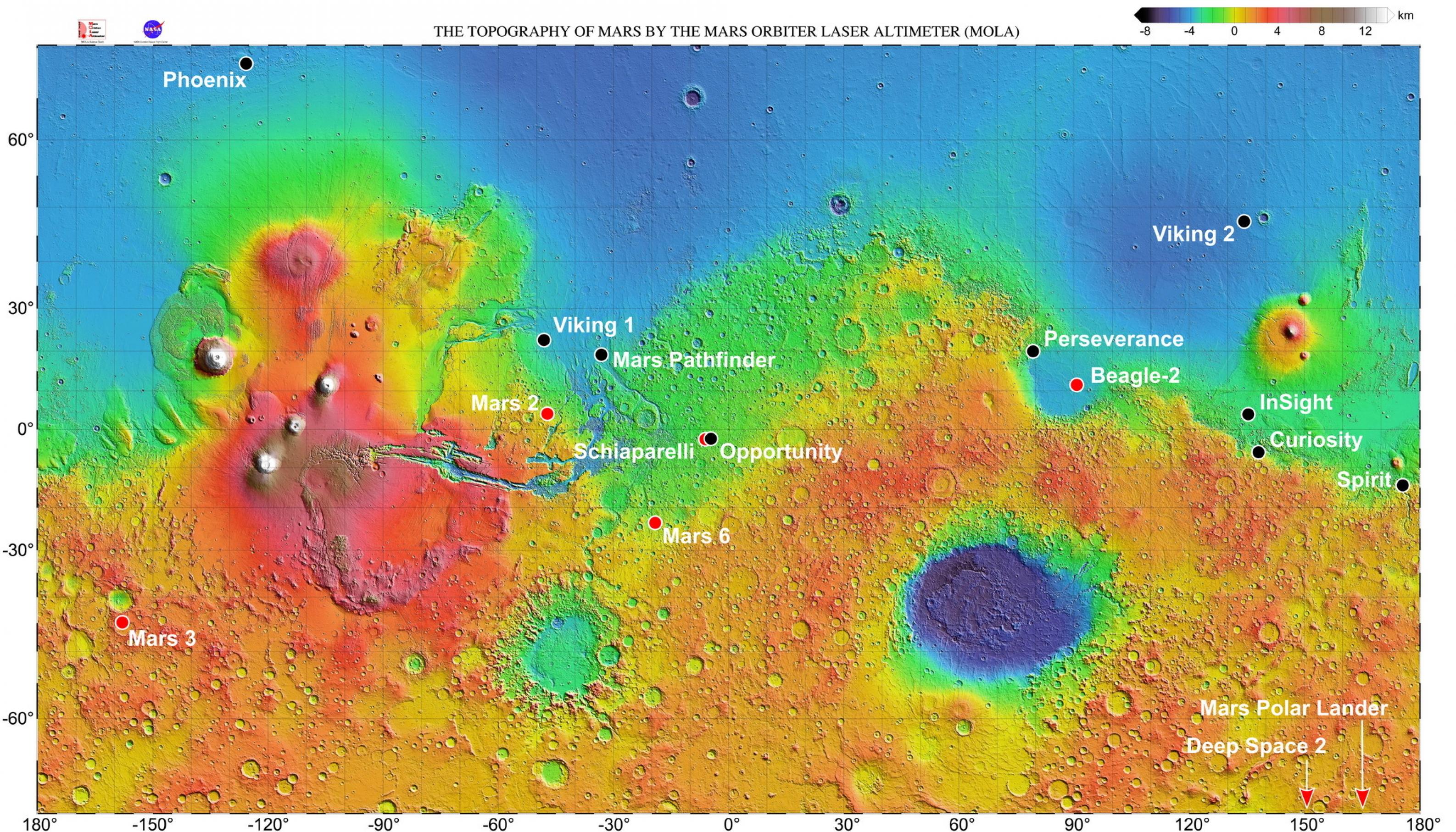 Eine mit Breiten- und Längenangaben versehene Karte des Mars zeigt in Farbabstufungen die Höhenunterschiede der Marsoberfläche. Vom oberen Bildrand nach unten verändern sich die Farben von Blau über Grün und Gelb nach Orange, was einem Anstieg von den Tiefebenen zu den Hochländern entspricht. Rechts unten fällt eine blaue Senke in dem mit Kratern übersäten orangefarbenen Hochland auf, links von der Bildmitte eine rote Hochgebirgsregion, aus der mehrere weiß markierte Berge herausragen.