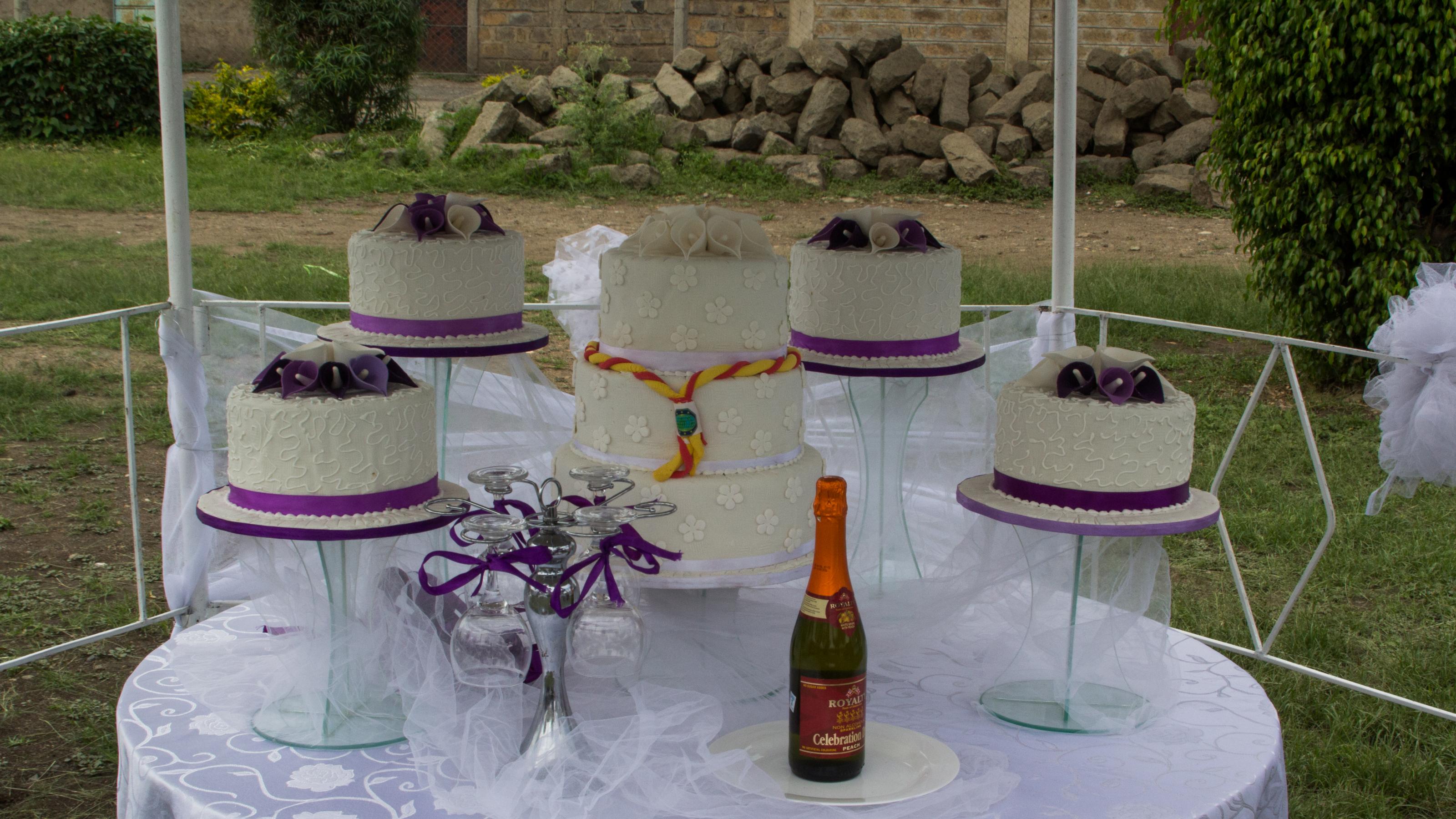 Geschmückter Tisch einer Hochzeitsgesellschaft mit mehreren Torten.