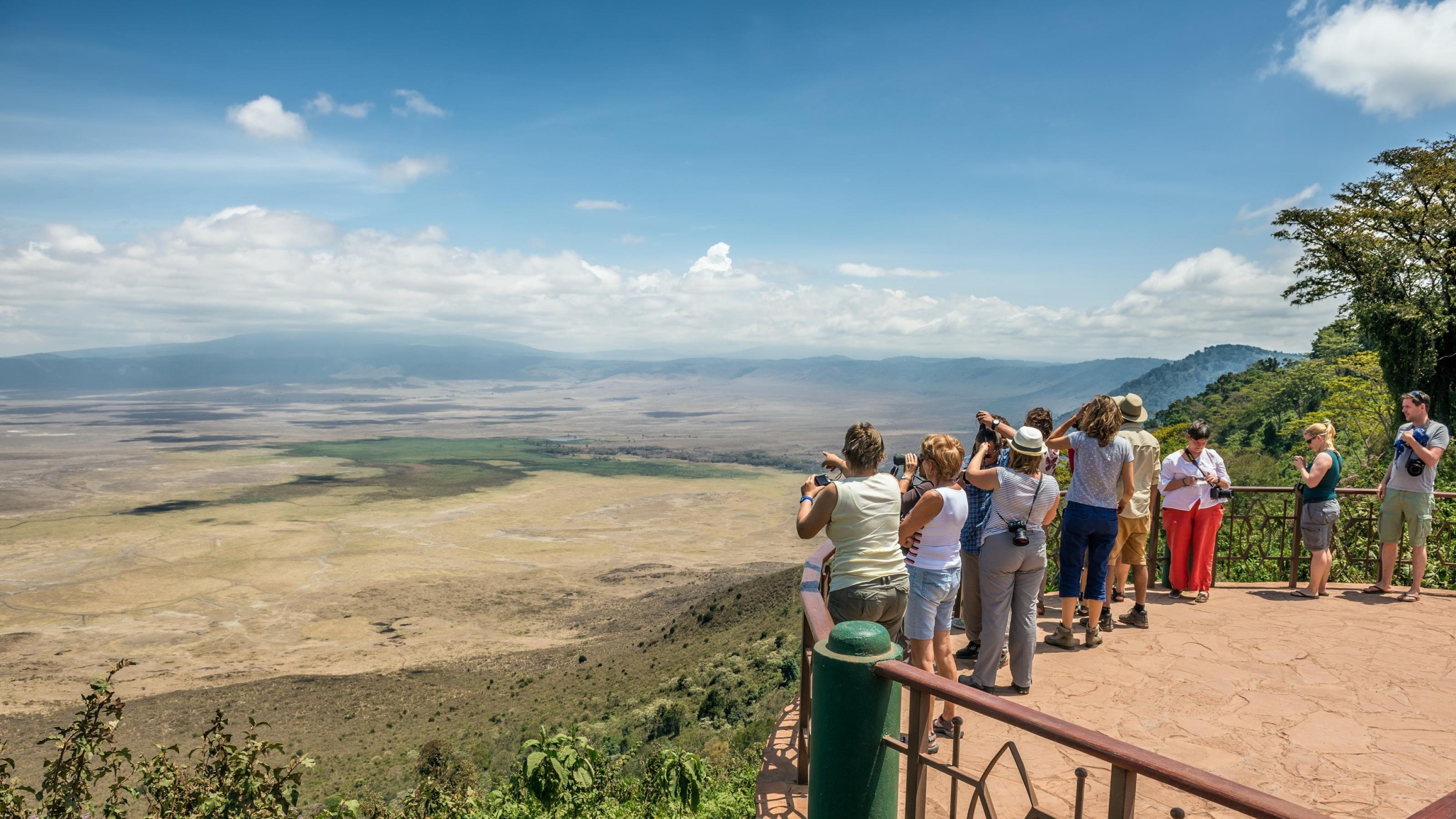 Besucher am Rand der Caldera des Ngorongoro-Gebiets.