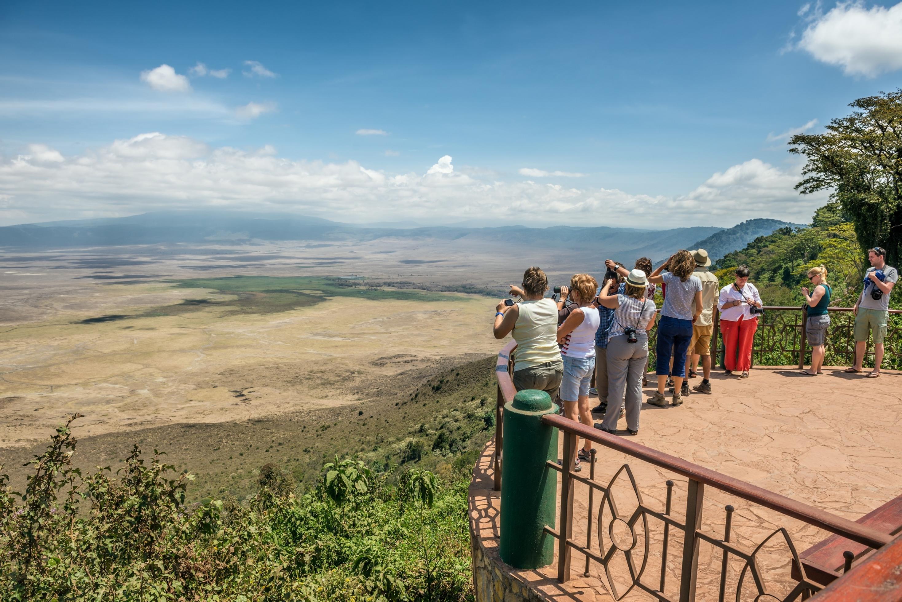 Besucher am Rand der Caldera des Ngorongoro-Gebiets.