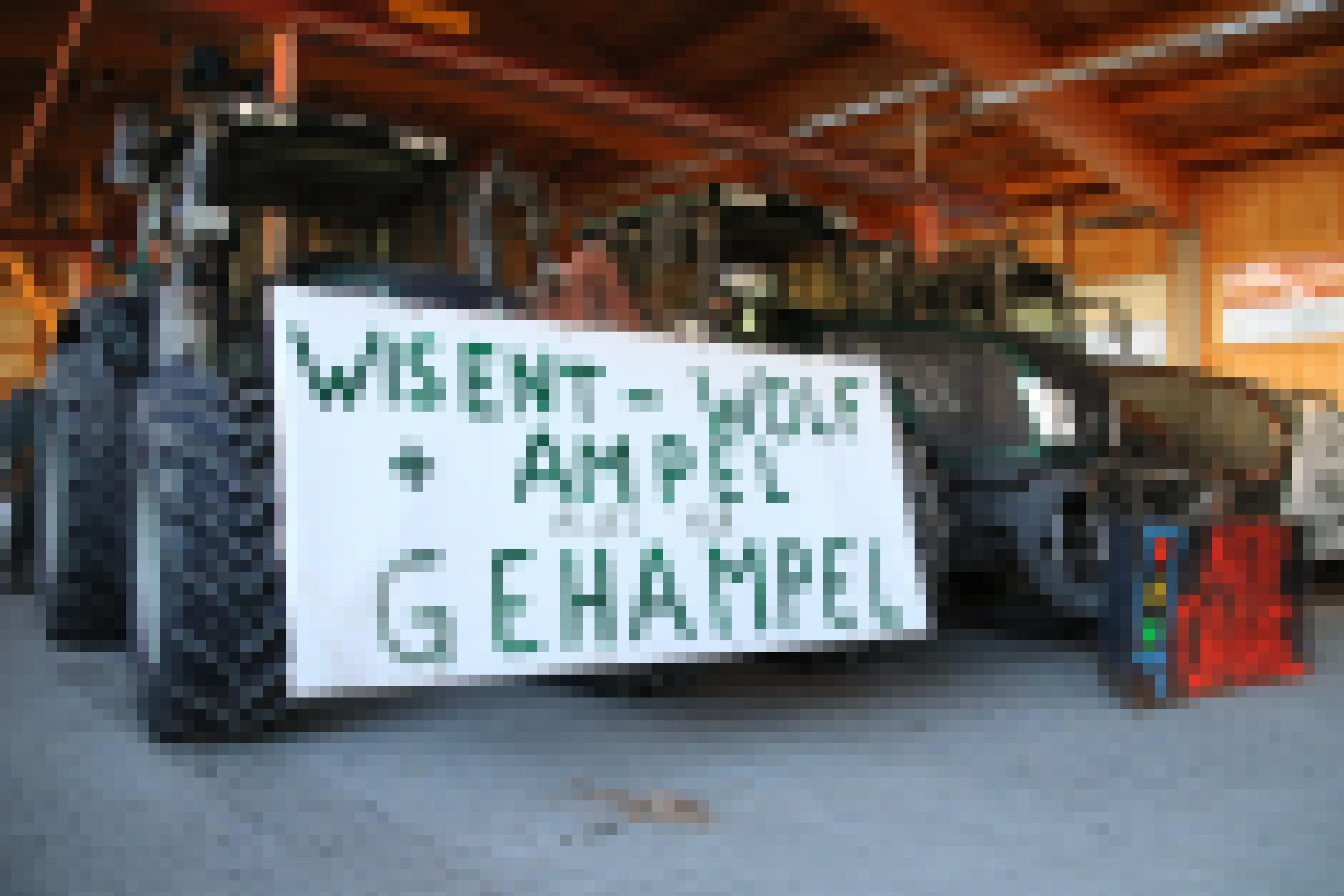 Ein Plakat an einem Traktor spricht sich gegen Wisente, Wölfe und die Ampel-Regierung aus