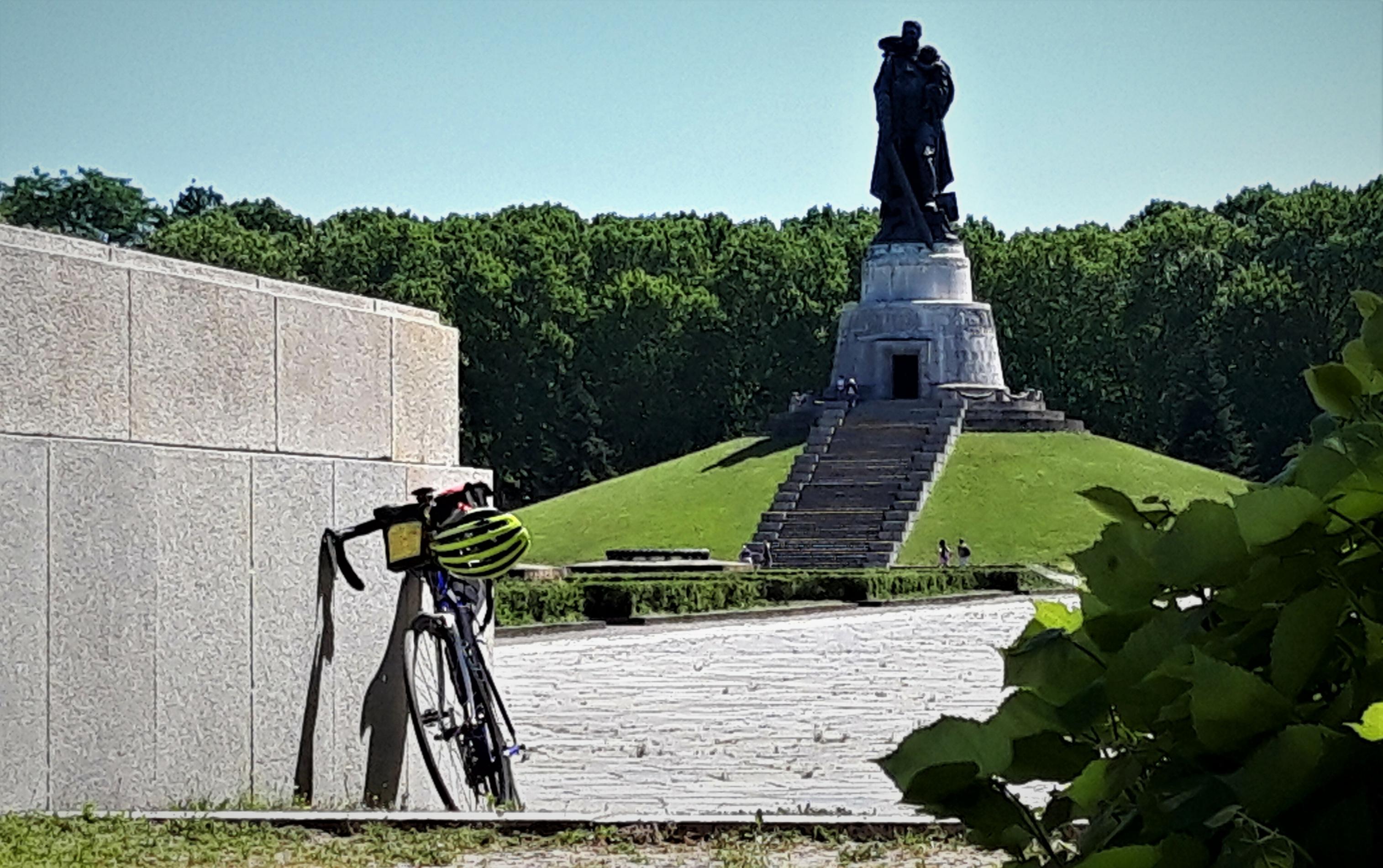 Das Fahrrad lehnt an einem Treppenabgang nördlich der Ehrenmal-Statue.