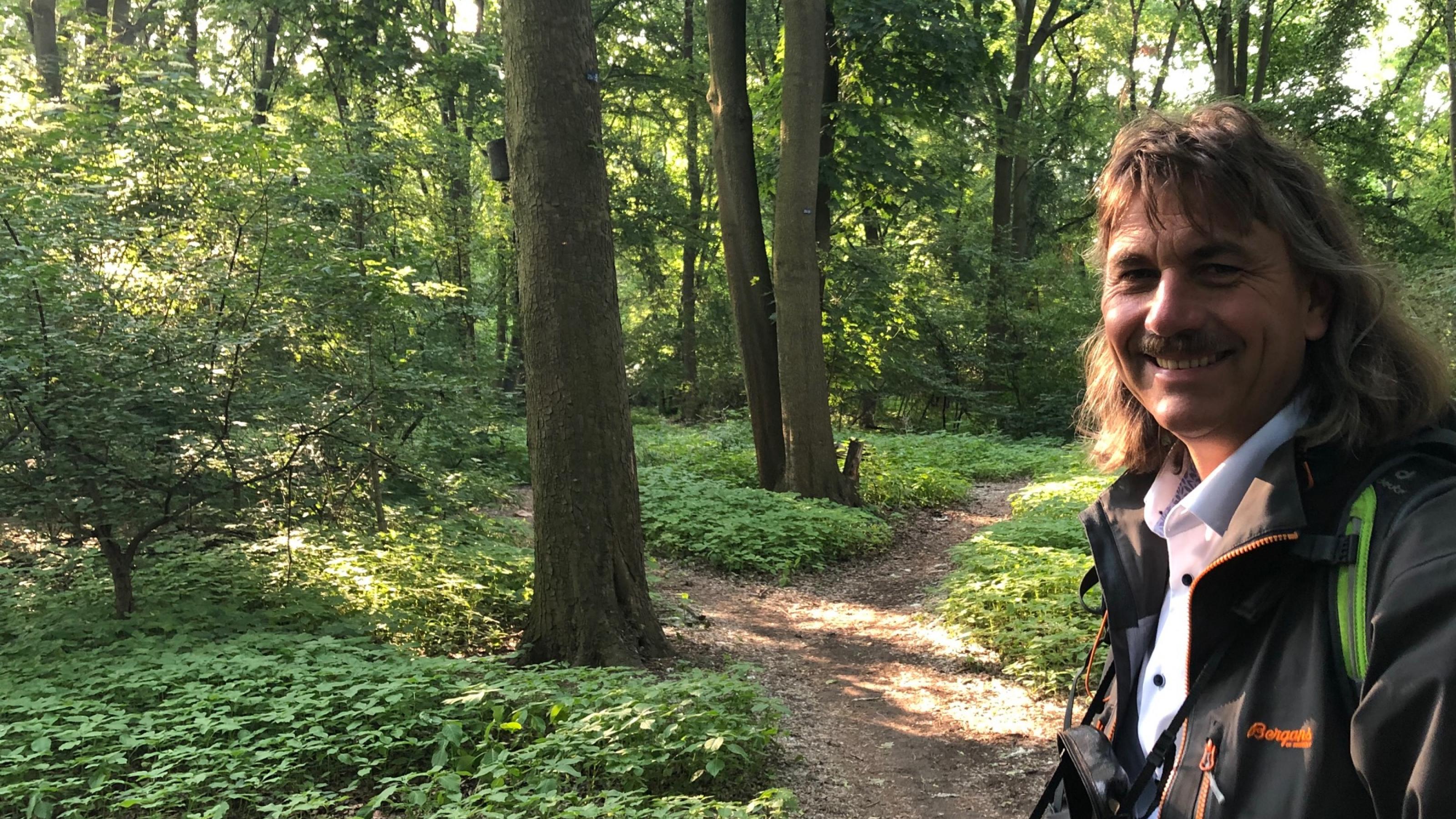 Josef Tumbrinck auf einem Waldweg.