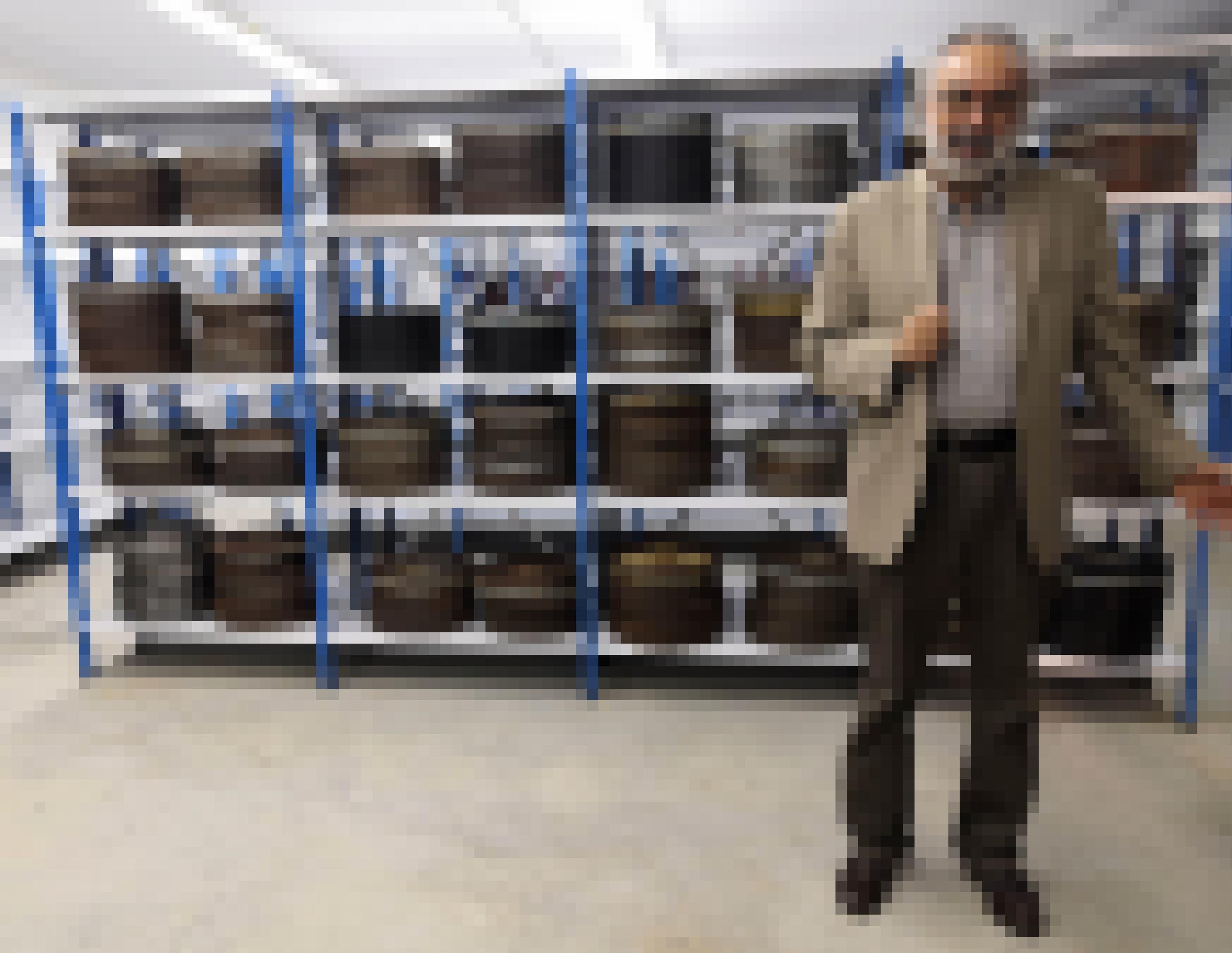 Hichem Ben Ammar, künstlerischer Leiter der tunesischen Kinemathek, im Archivsaal der Kinemathek in der tunesischen Nationalbibliothek in Tunis.