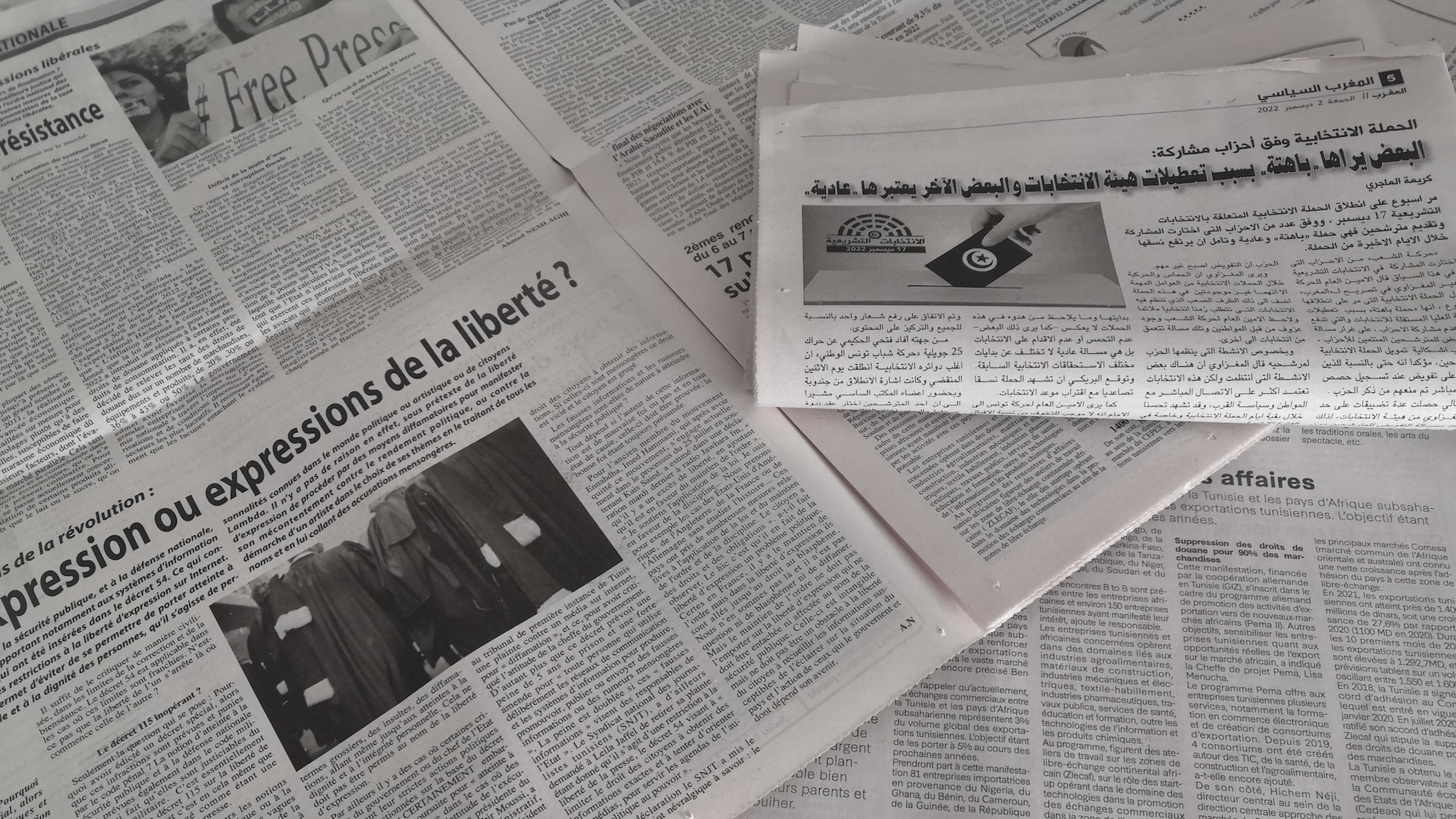 Mehrere französisch- und arabischsprachige Zeitungen mit großen Artikeln zu unter anderem der Meinungsfreiheit, aber nur zwei Artikeln am Rand zu den anstehenden Parlamentswahlen