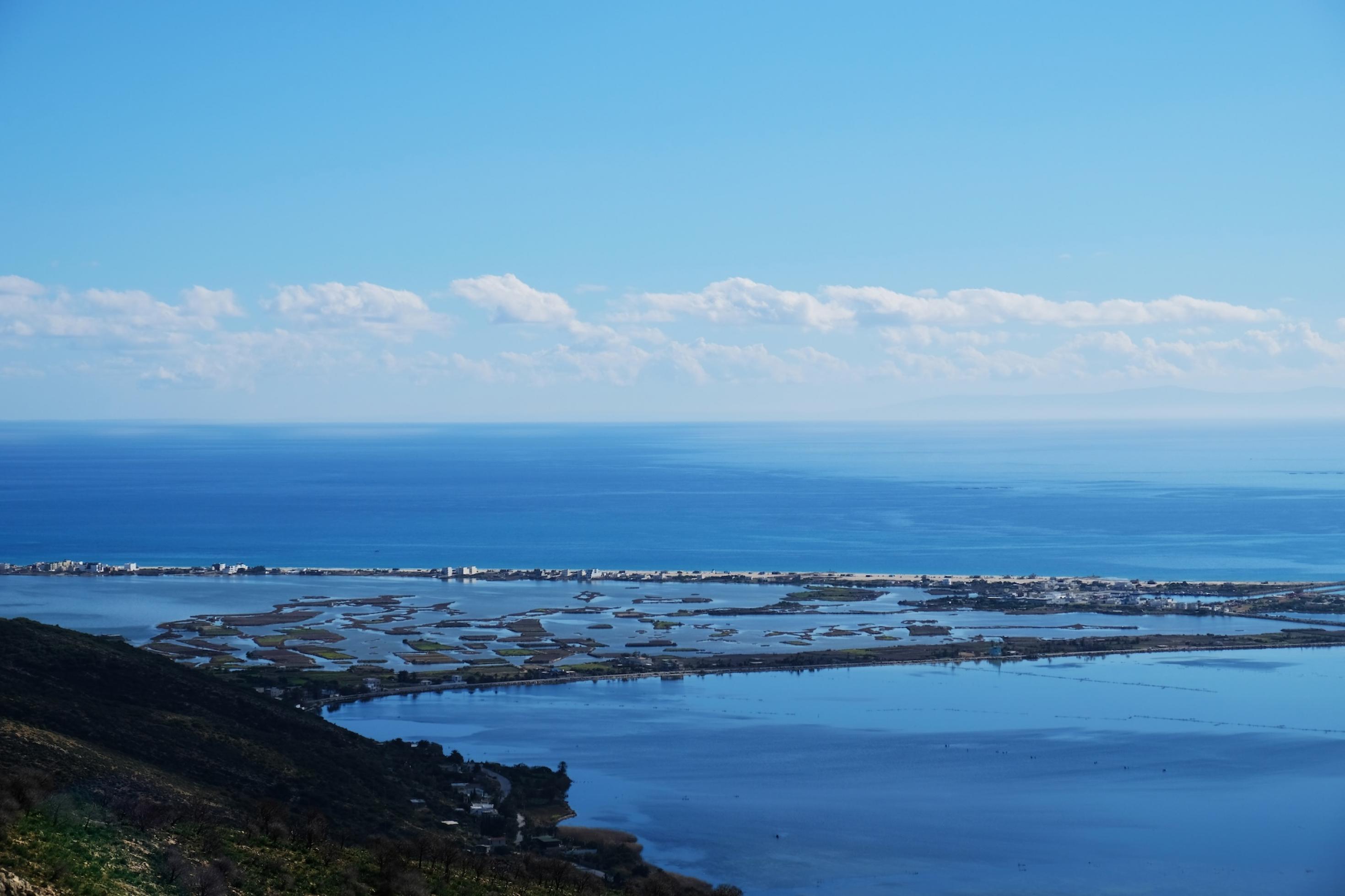 Blick auf Sabkha und Lagune von Ghar El Melh vom Berg aus