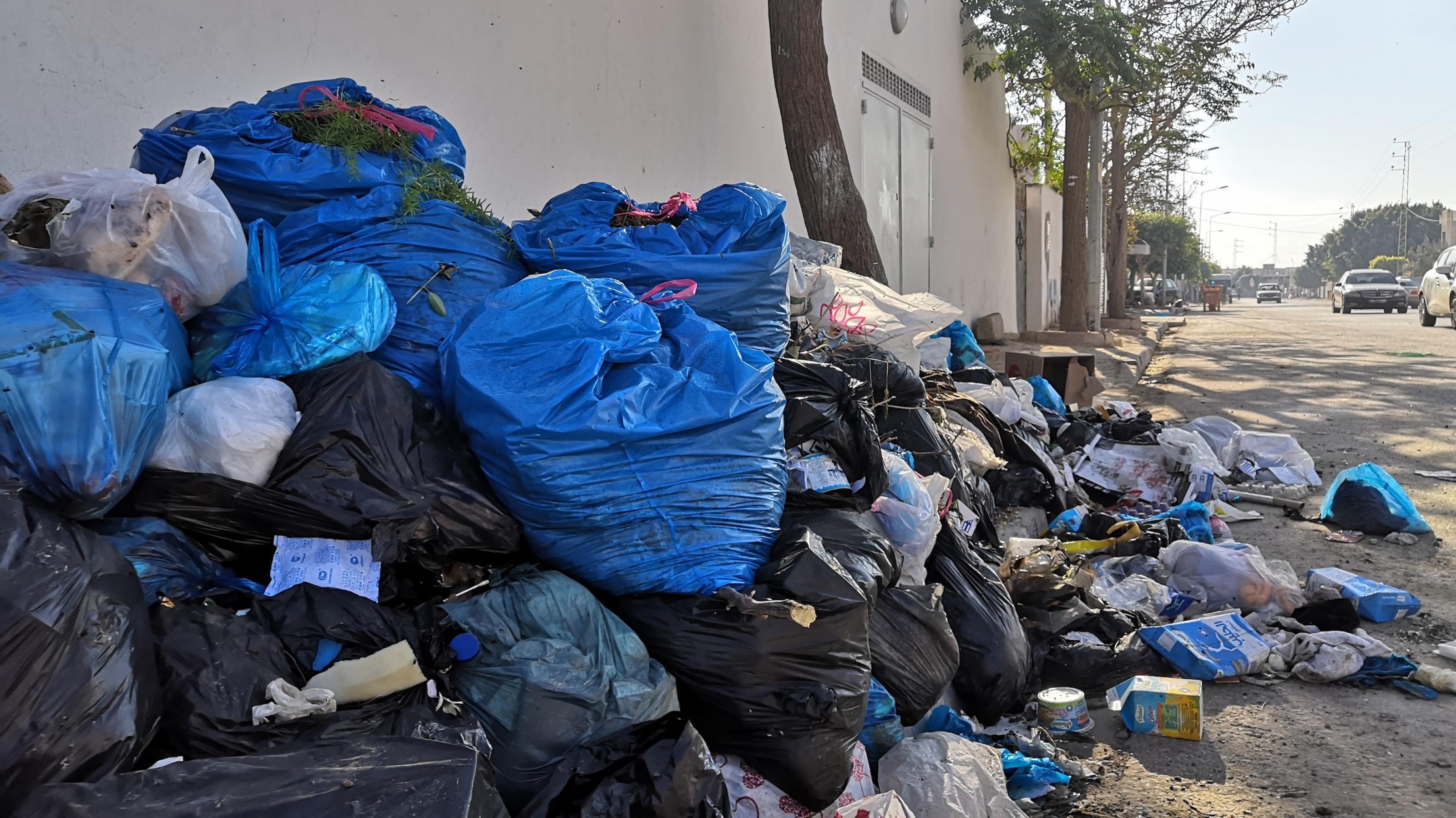 Müllsäcke türmen sich am Straßenrand