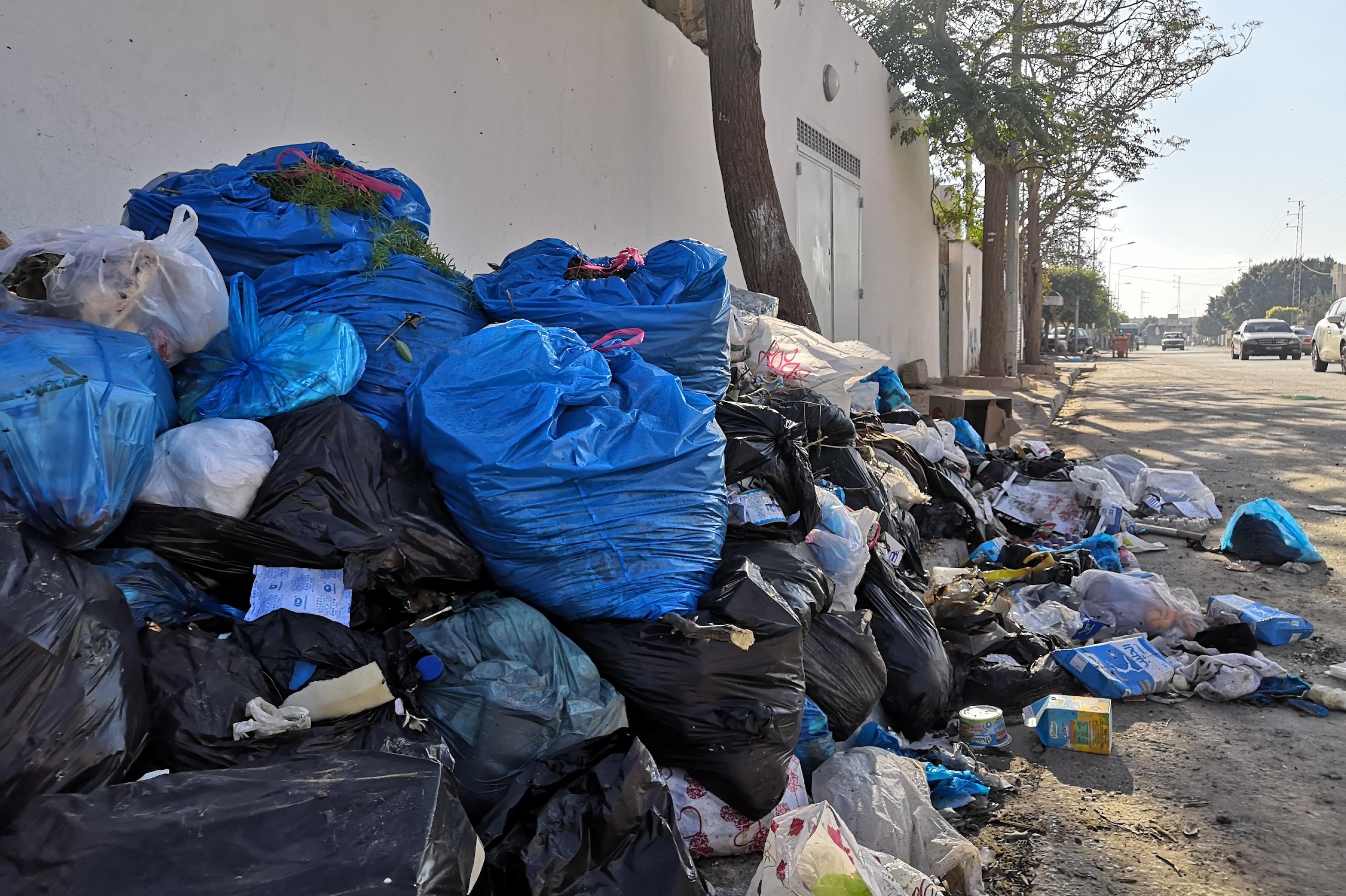 Müllsäcke türmen sich am Straßenrand