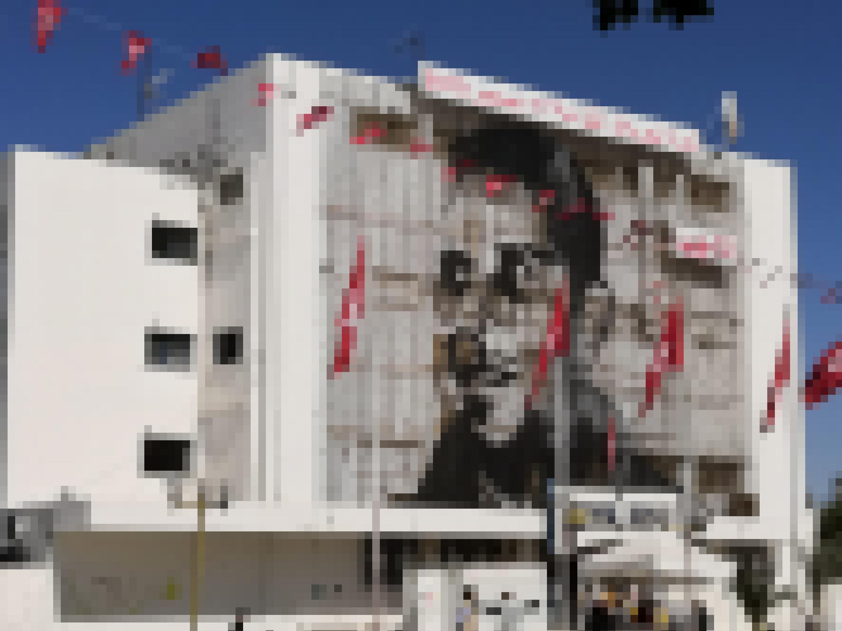 Meterhohes Wandbild von Mohamed Bouazizi über der Post von Sidi Bouzid an der Hauptstraße der Stadt.
