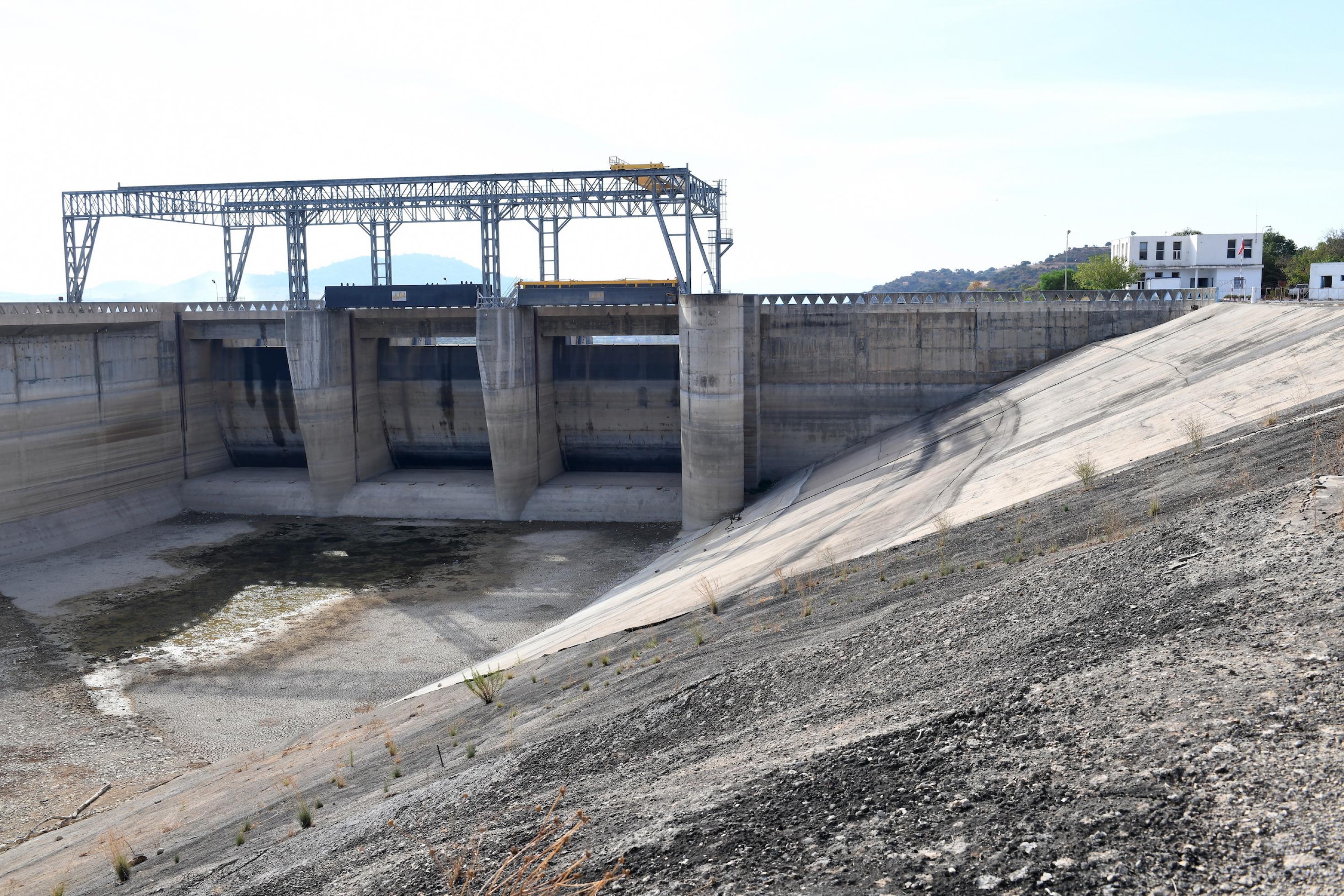 Ausgetrocknete Sperre am Überlauf des Staudamms von Sidi Salem