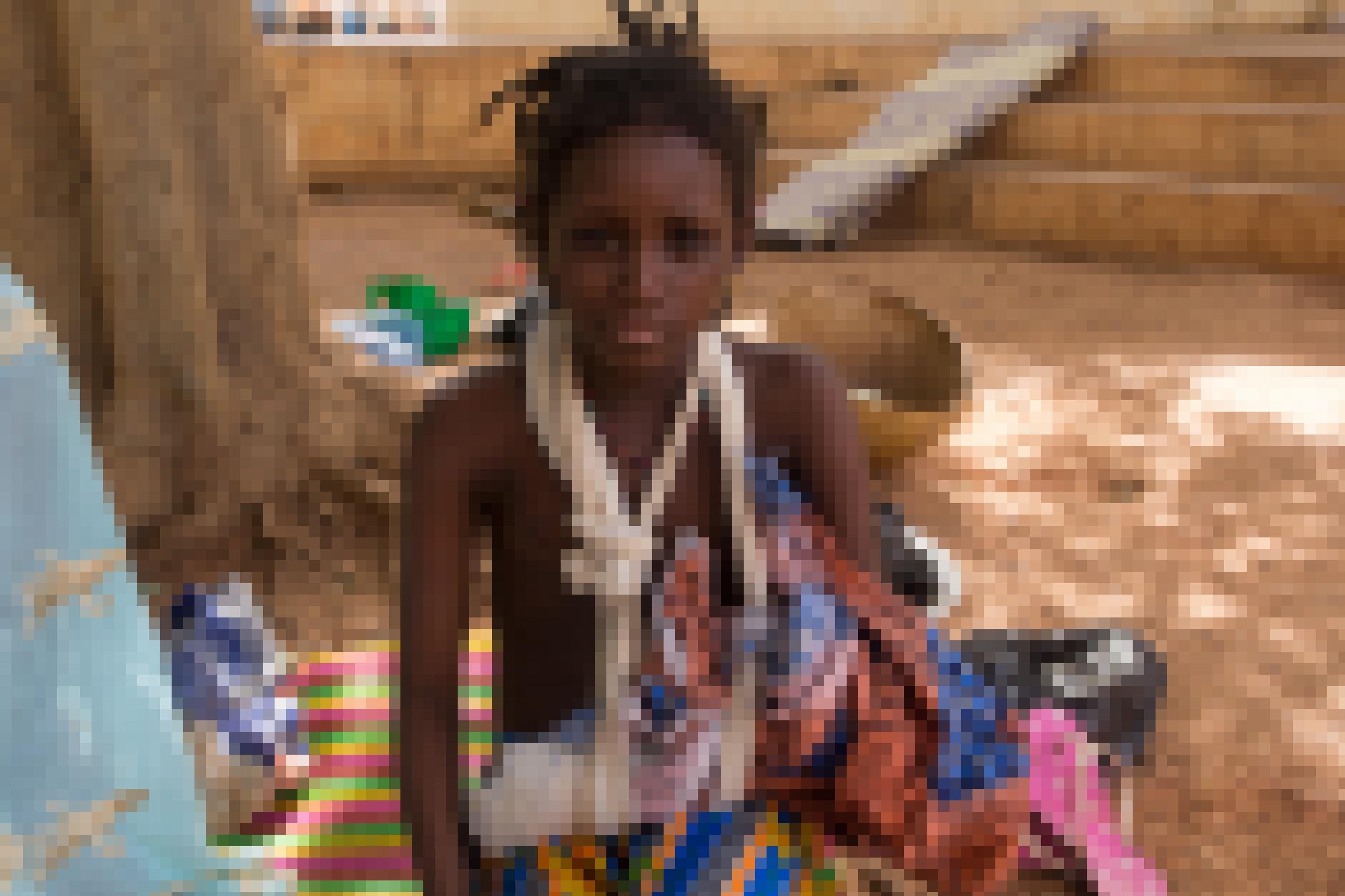 Man sieht ein Mädchen, die 12-jährige Fatima ist 12 Jahre alt. Ihr Arm ist bandagiert und in einer Schlaufe. Sie hat ein Massaker an Falbe-Bewohnern des Dorfes Ogossagou im Zentrum von Mali überlebt.