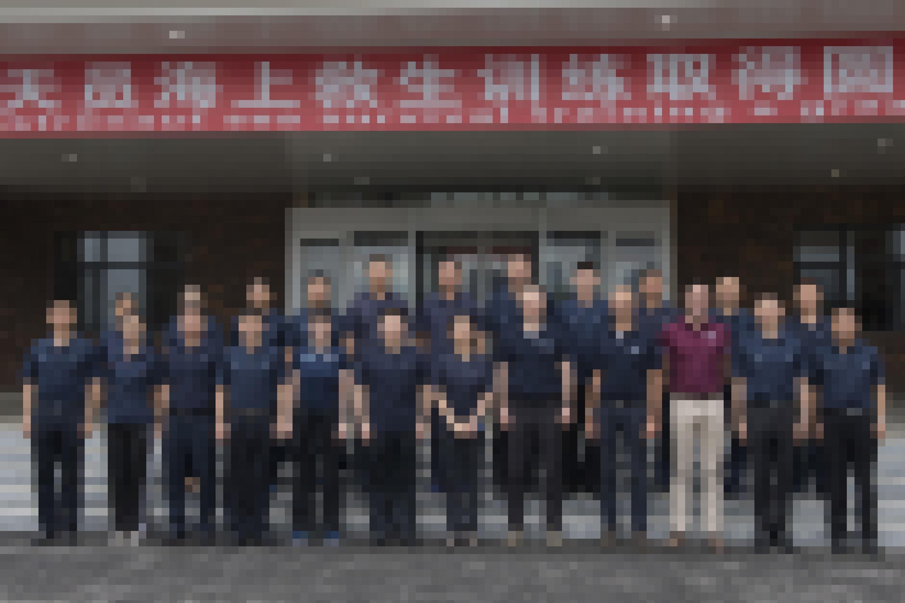 Gruppenbild Taikonautenklasse mit zwei europäischen Gästen im neu eröffneten Astronautenzentrum Yantai, China