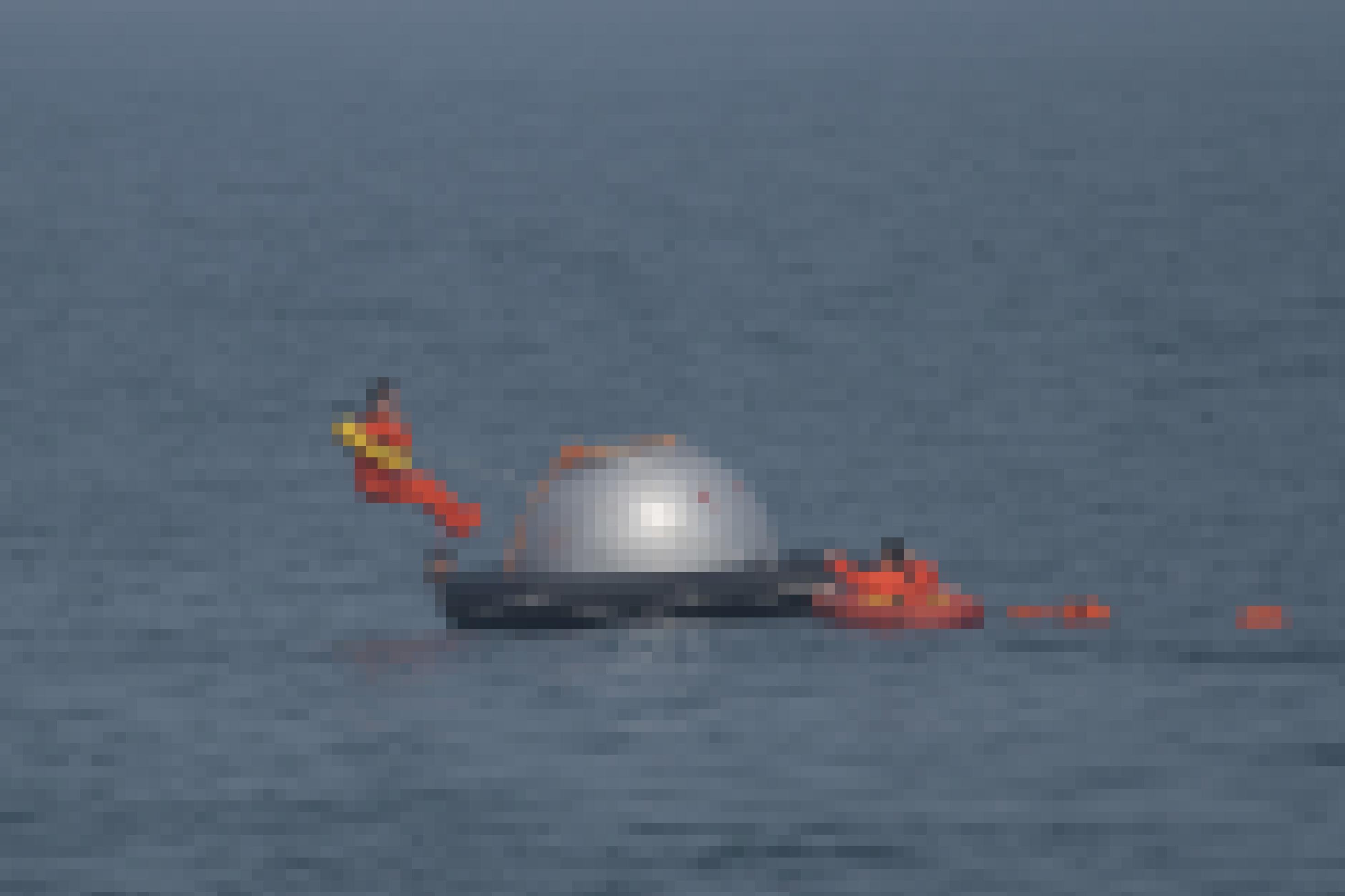 Mitten im Meer schwimmt eine Shenzhou-Kapsel: In der Ferne springt Matthias Maurer rückwärts ins Wasser