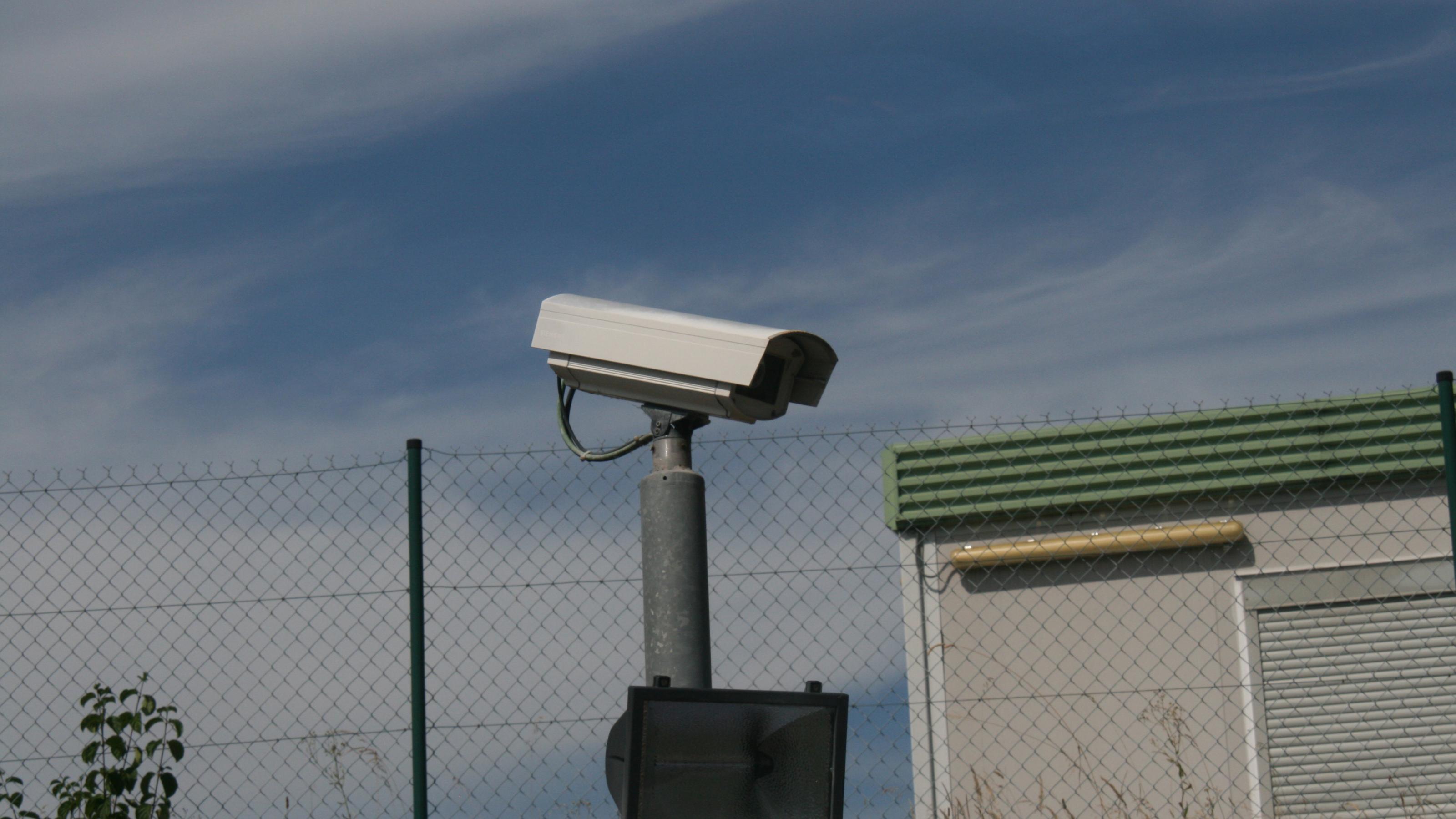 Überwachungskamera vor einer Lagerhalle